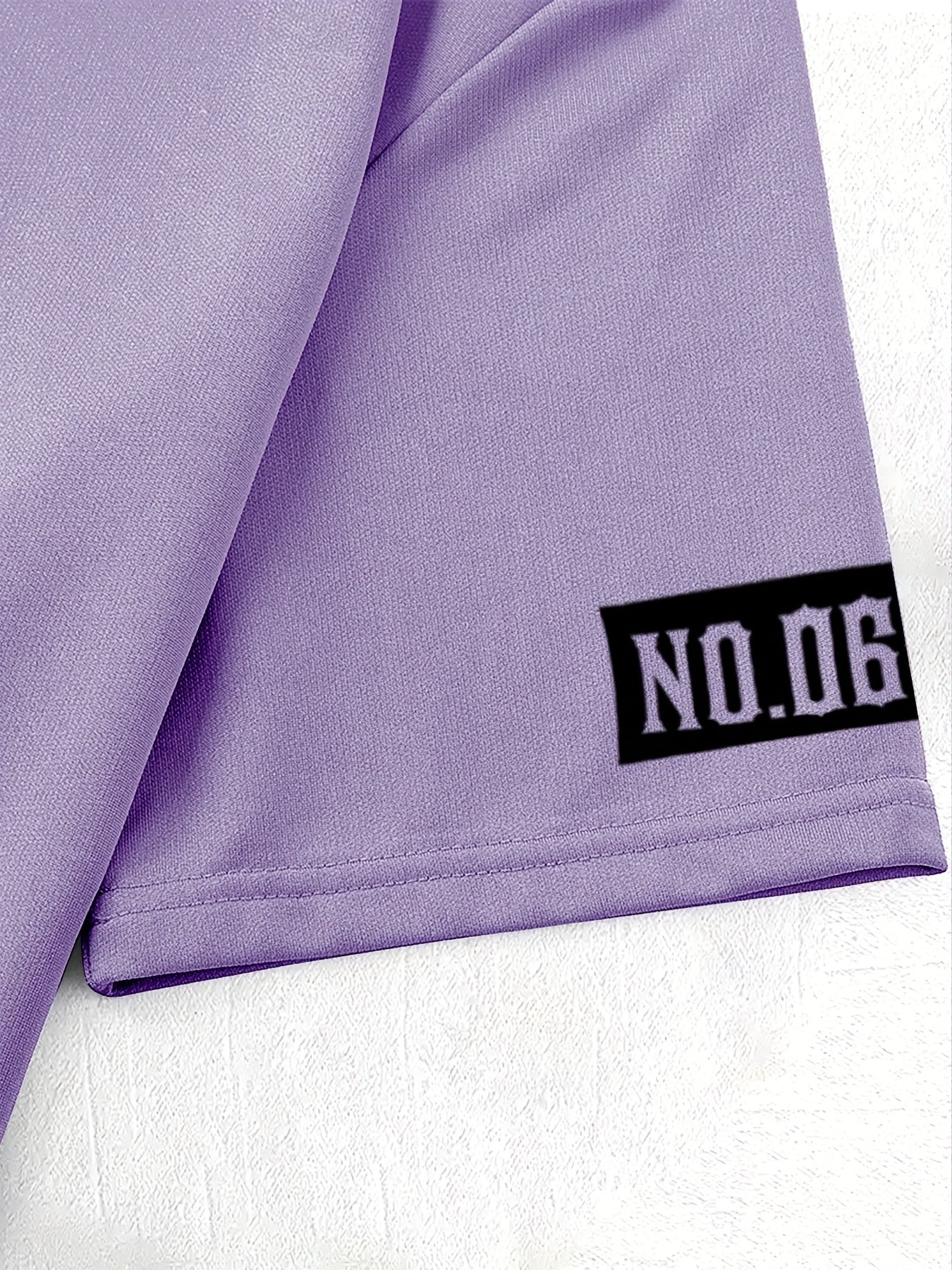 Yoz va bahor uchun yumshoq poliesterdan tayyorlangan, yumshoq bo'yinli va keng kesimli erkaklar uchun tasodifiy moda printli futbolka.