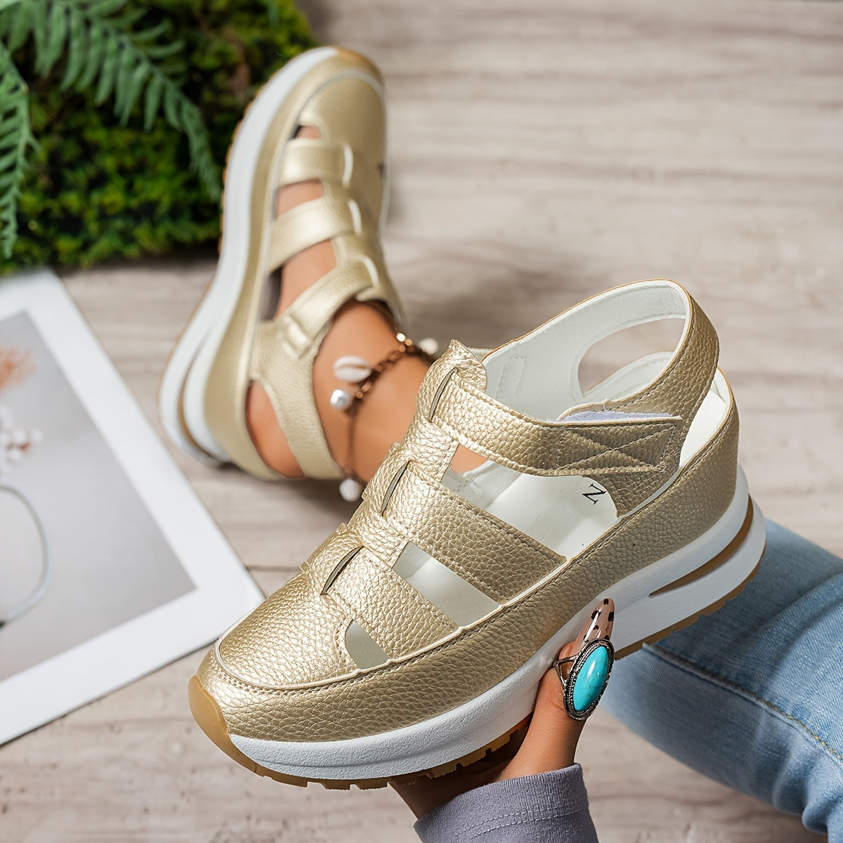 Ayollar uchun platforma sandallari, ko'rinmas balandlik oshiruvchi, sehrli lenta yopilishi, sun'iy charm ustki qismi va sirpanmaydigan kauchuk taglik.