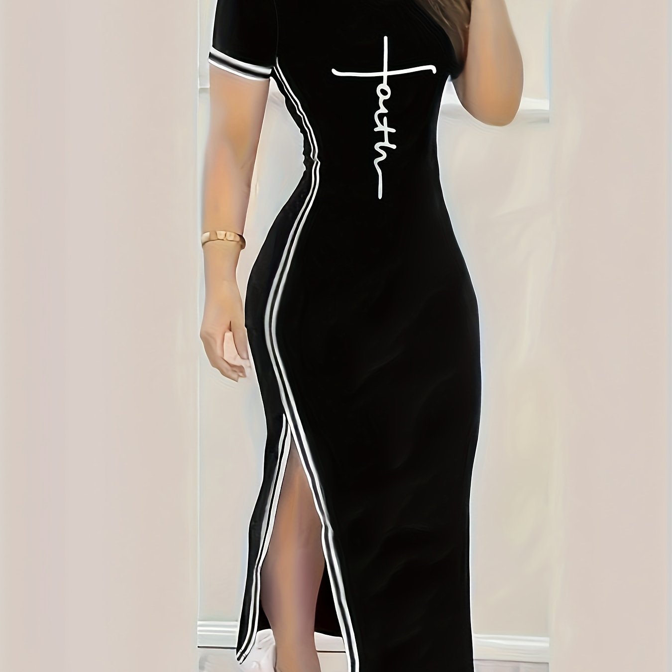 Печатное платье с круглым вырезом и открытыми боками, идеально подходящее для весны и лета.