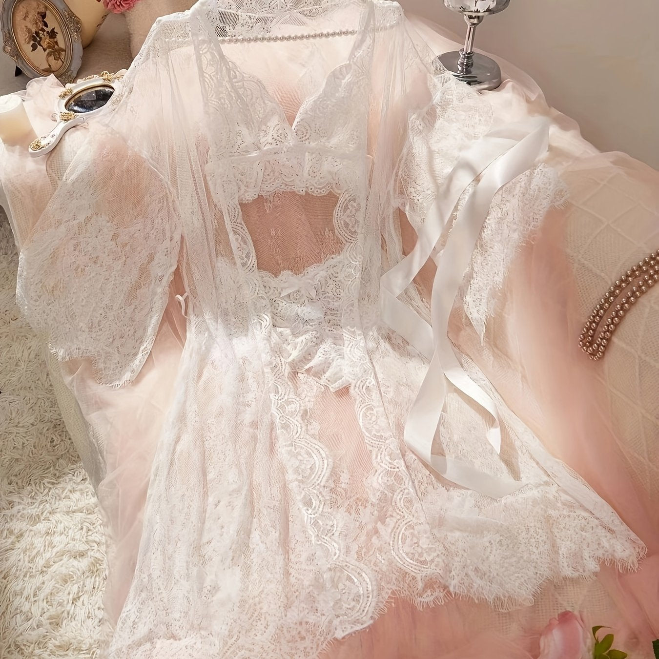 Ayollar uchun chuqur V-shaklidagi toza dantel uyqu kiyimi.