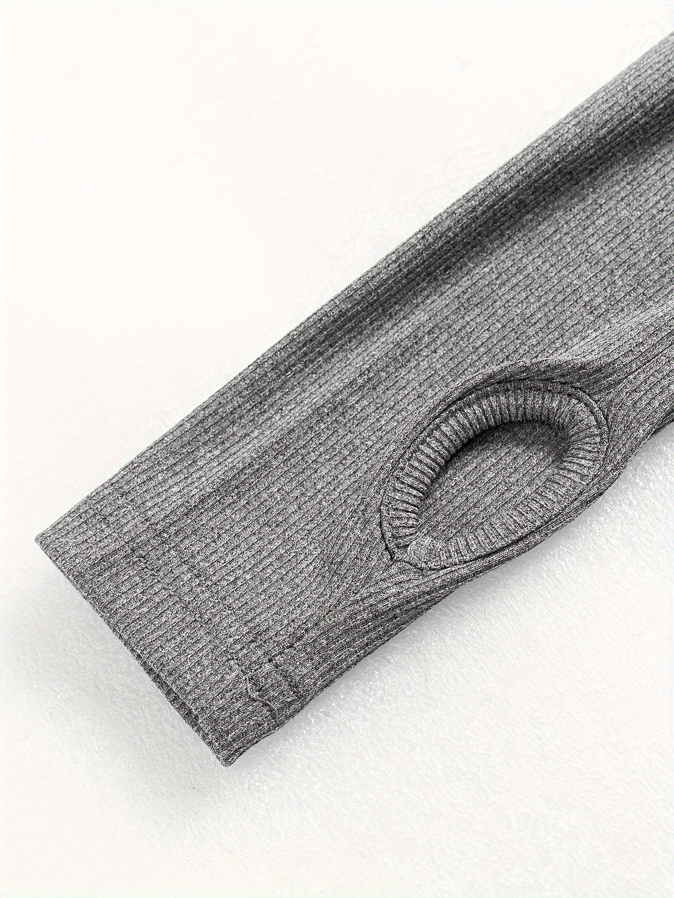 Вышитое платье элегантно висит на вешалке.