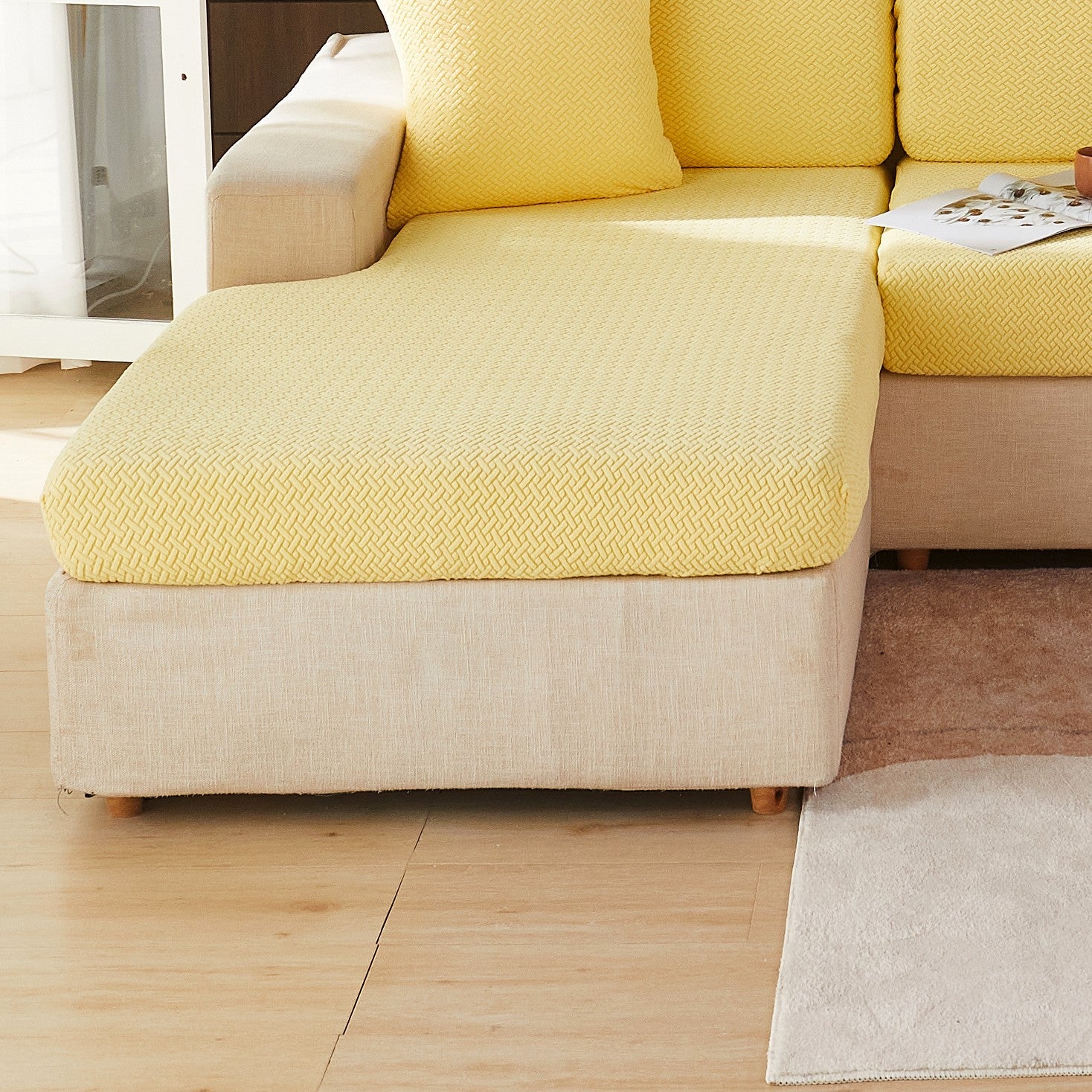 Современный серый чехол для подушки дивана с эластичной посадкой и мягкой текстурированной тканью. Машинная стирка для повышения комфорта в гостиной.