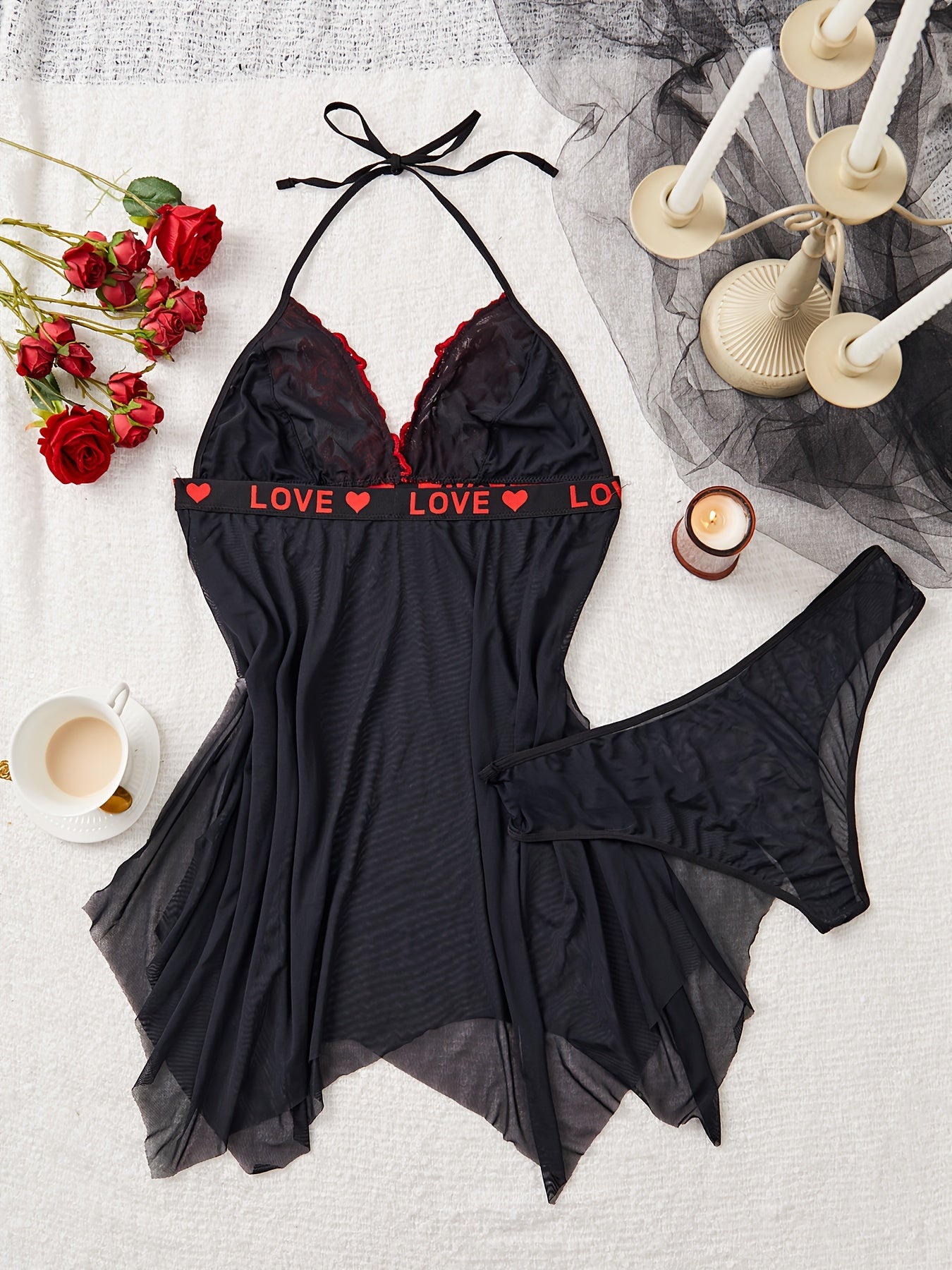 Ayollar uchun tikanli tarmoq libosi bilan bezatilgan gul naqshli va yurak shaklidagi kamarli libos