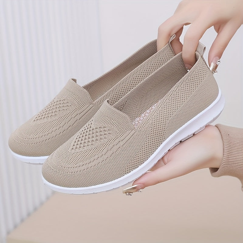 Ayollar uchun slip-on krossovkalari yengil va nafas oladigan, PVC taglik va mato astar bilan. Har mavsum uchun mukammal, bir nechta ranglarda mavjud.