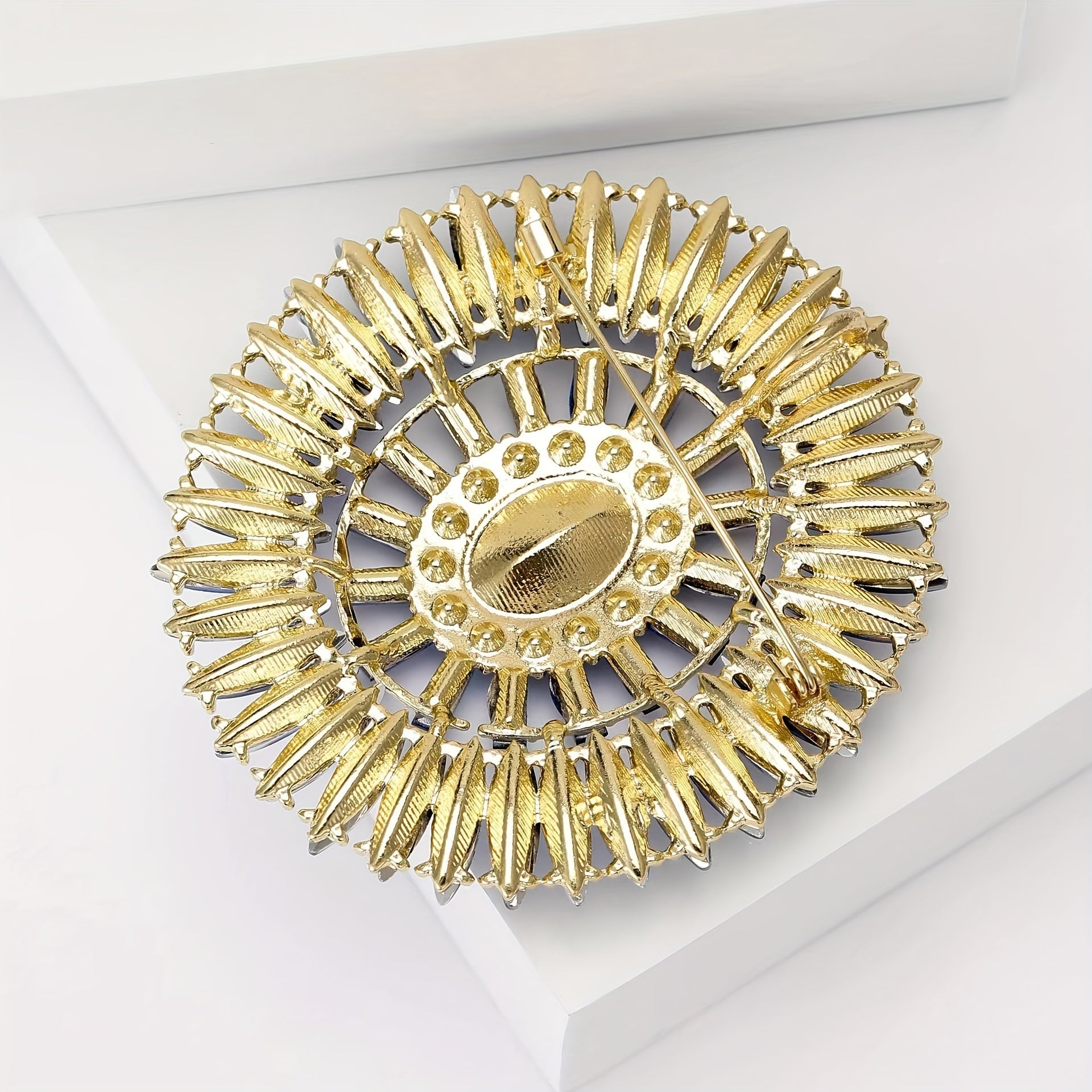 Роскошная красная кристаллическая брошь с маркезитными формами - стильный и уверенный модный аксессуар для женщин