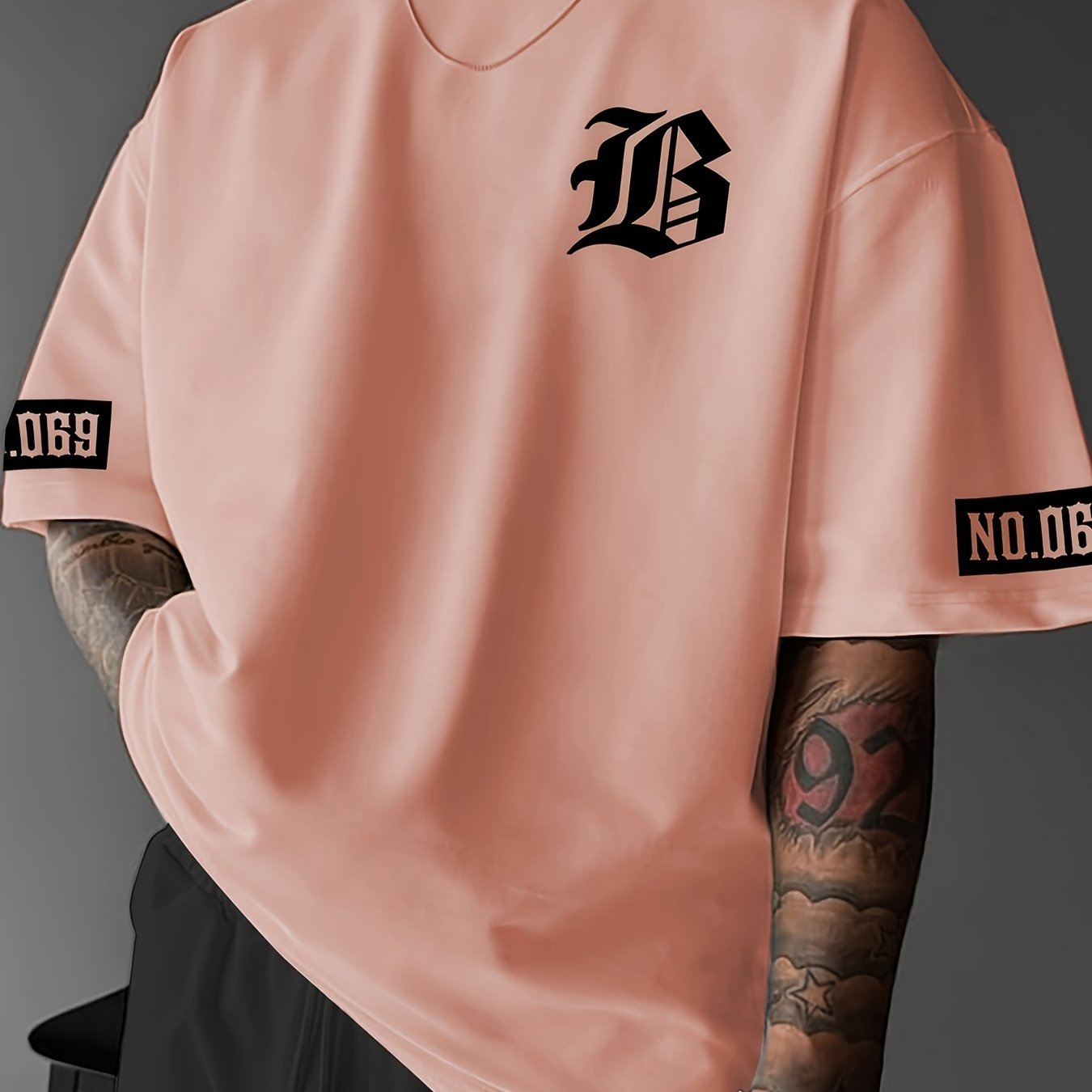 Yoz va bahor uchun yumshoq poliesterdan tayyorlangan, yumshoq bo'yinli va keng kesimli erkaklar uchun tasodifiy moda printli futbolka.