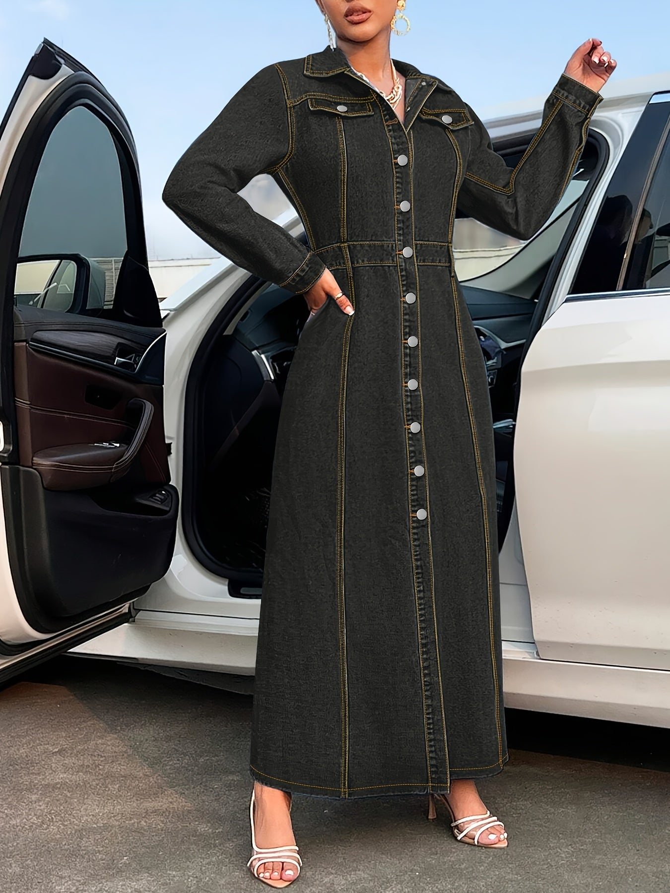 Bir tugmachali yopiq qopqoq bilan zamonaviy uzun qo'lli denim midi ko'ylak, cho'ziluvchan rayon va polyester aralashmasi, mashinada yuvish mumkin – kuz/qish uchun ideal.