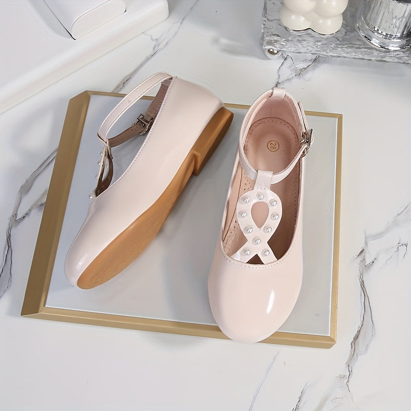 Zinati qora malika poyabzallari, marosimlar va ochiq havoda faoliyatlar uchun mukammal, marjonli bezaklar bilan.