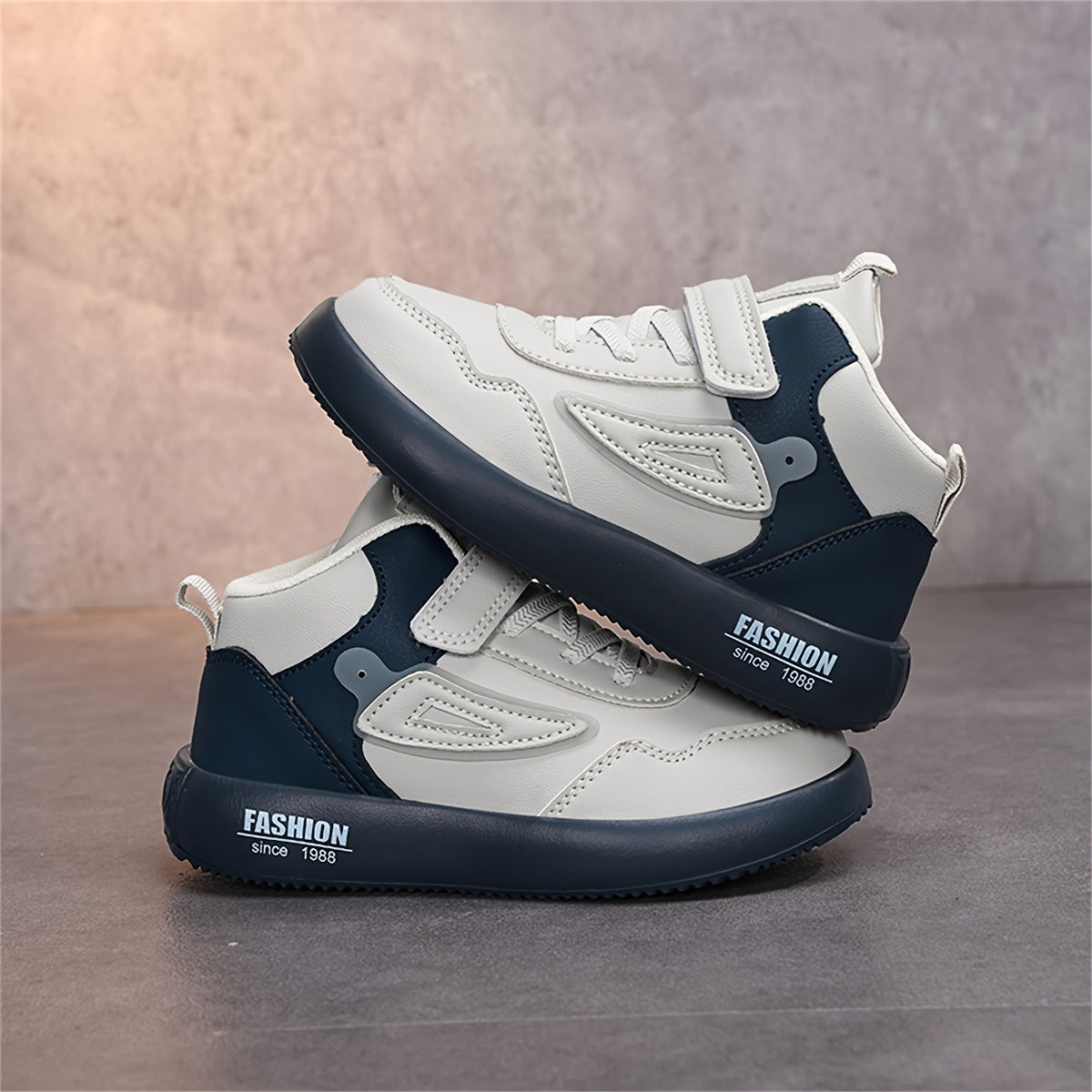 Bolalar uchun retro o'rtacha balandlikdagi krossovkalar qora va oq rangda, oson bog'lash mumkin, kundalik faoliyatlar va yugurish uchun mukammal.