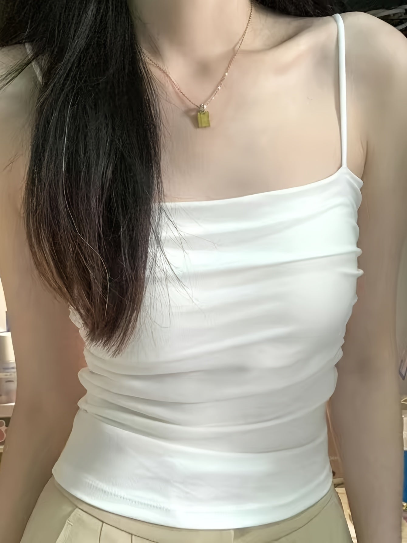 Yozda qatlamlash uchun ideal, ichki to'ldirish bilan, ingichka kamarli va chiroyli orqa qismga ega to'rt ta jozibali ruffle kamisol.