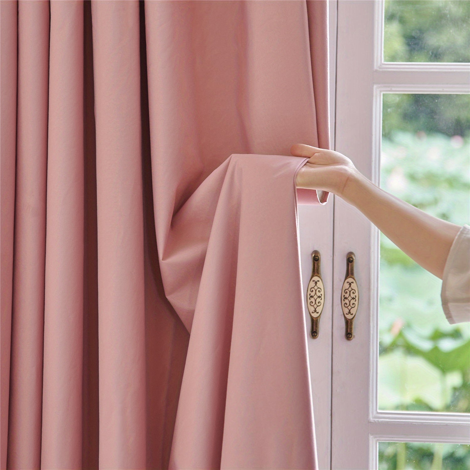 Qorong‘u qopqog‘li pardalar qora yoki oq izolyatsiyalangan, yoritishni to‘sadigan, yotoqxona va mehmonxona uchun