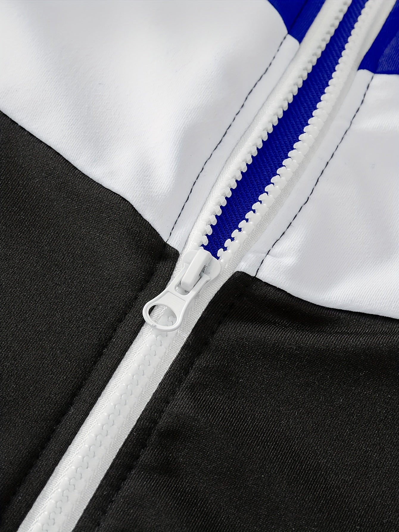 Elastik cho'ziluvchan polyester to'qilgan pullover, rangli blok dizayni bilan. O'g'il bolalar uchun keng fit, bahor/kovak fasllarida ochiq havoda faoliyatlar uchun mukammal. Mos keluvchi shimlar to'plami bilan birga keladi.