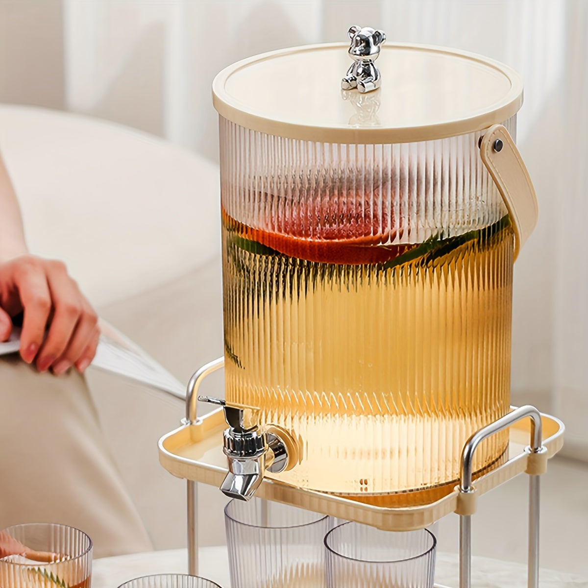 Plastik ichimlik tarqatuvchisi - partiyalar va yotoqxonalarga mo'ljallangan. Yuqori haroratga chidamli muz idishi, sovuq ichimliklarni elektr energiyasiga ehtiyoj sezmasdan xizmat qilish uchun ajoyib.