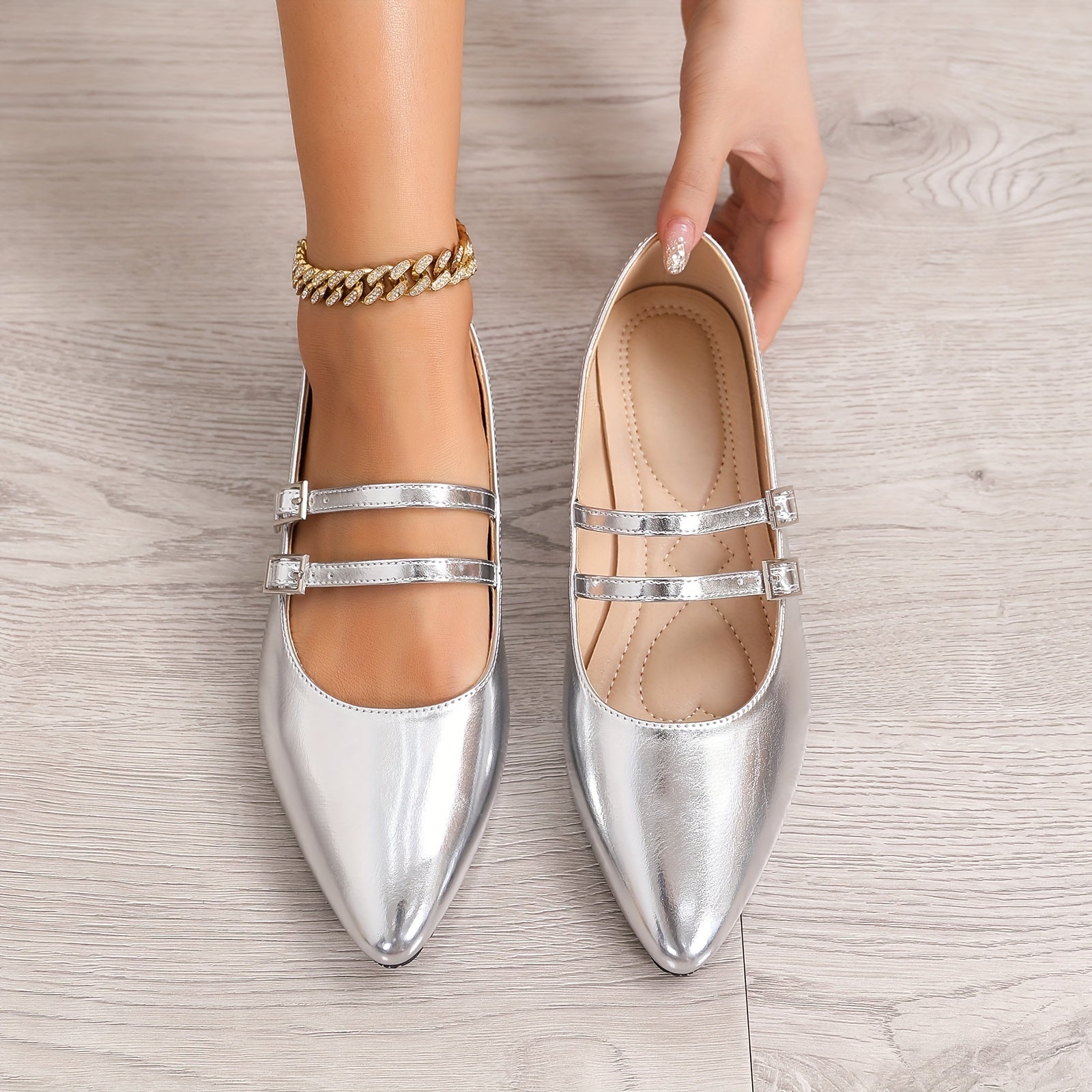 Ayollar uchun qizil pointed Mary Jane tuflisi, burqoq va havoli chokeri bilan