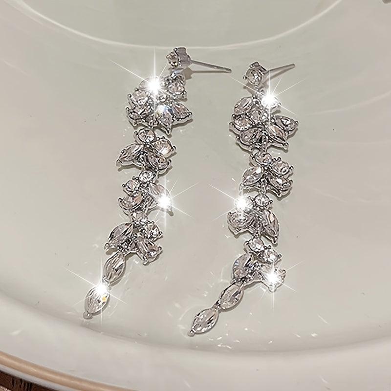 Zarif va modali uzun quyuq tassel bilaguzuklari, sintetik zirkoniya bilan bezatilgan, yuqori sifatli 925 kumushdan tayyorlangan (taxminan 20g). Do'stlar va qiz do'stlariga sovg'a berish uchun mukammal.