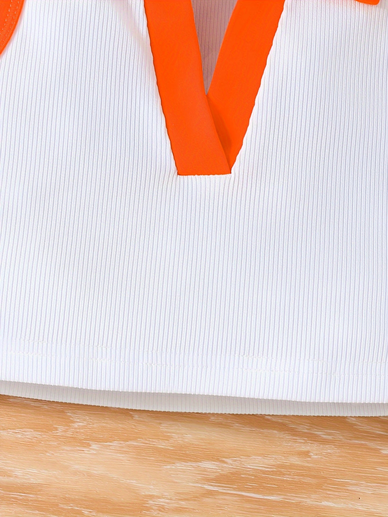 Yozgi ochiq havoda tasodifiy kiyim uchun yaka yengli bluzka va qarama-qarshi rangli shortlar to'plami.