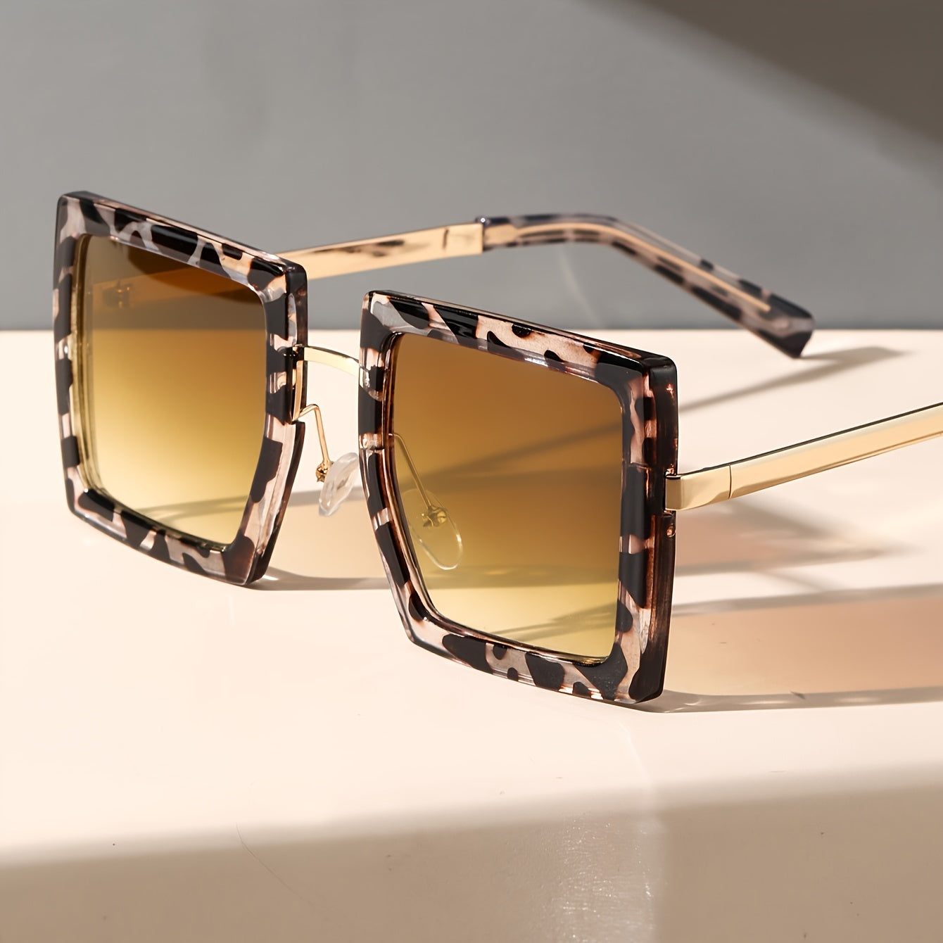 Ayollar uchun kvadrat ramkali ko‘zoynaklar, moda sayohat fotosuratchiligi uchun ko‘zoynaklar