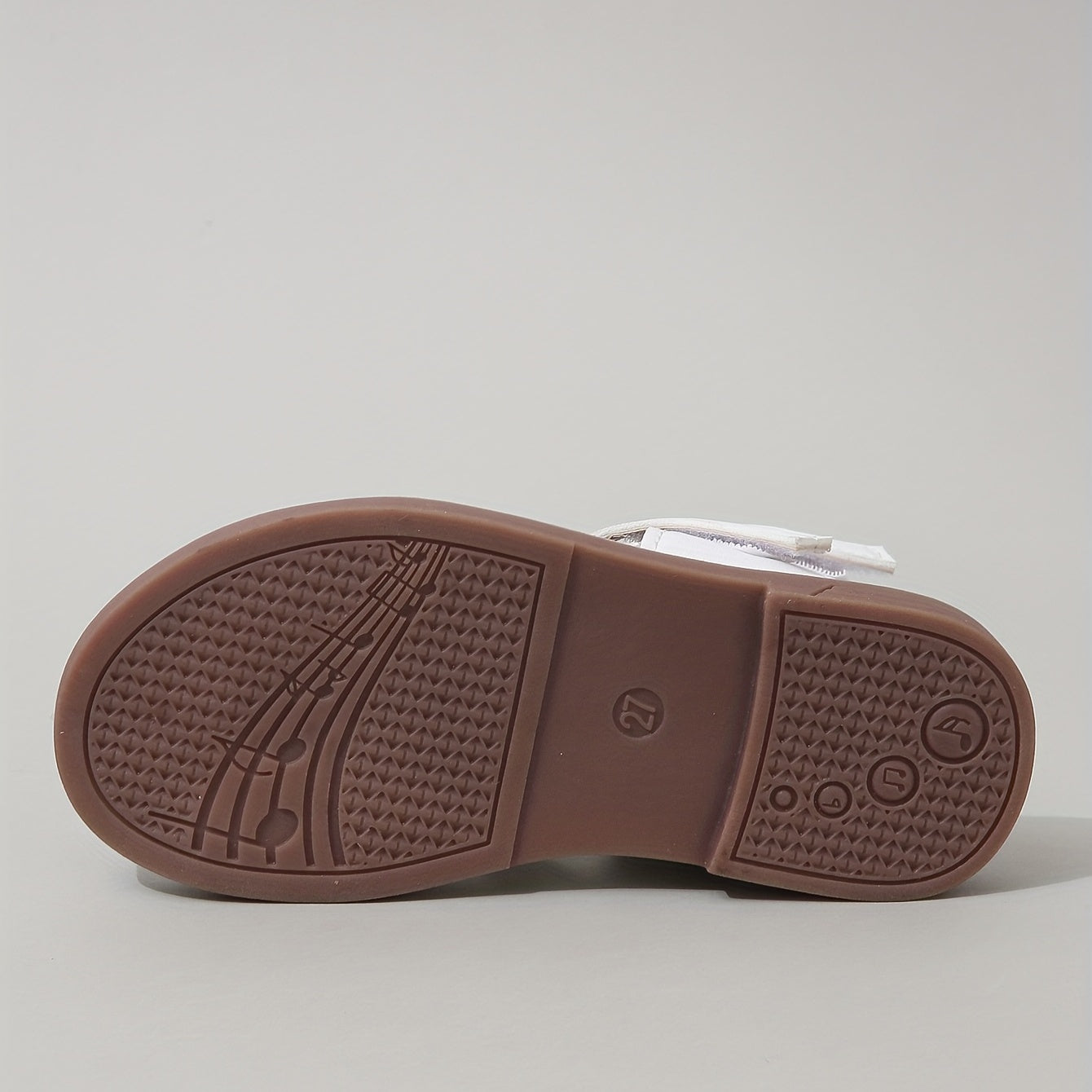 Qizlar uchun klassik dumaloq boshli sandallar, to'qilgan bo'sh tasma va o'rtacha tovon dizayni bilan; o'smirlar modasi uchun mukammal va yozgi festivallarga mos.