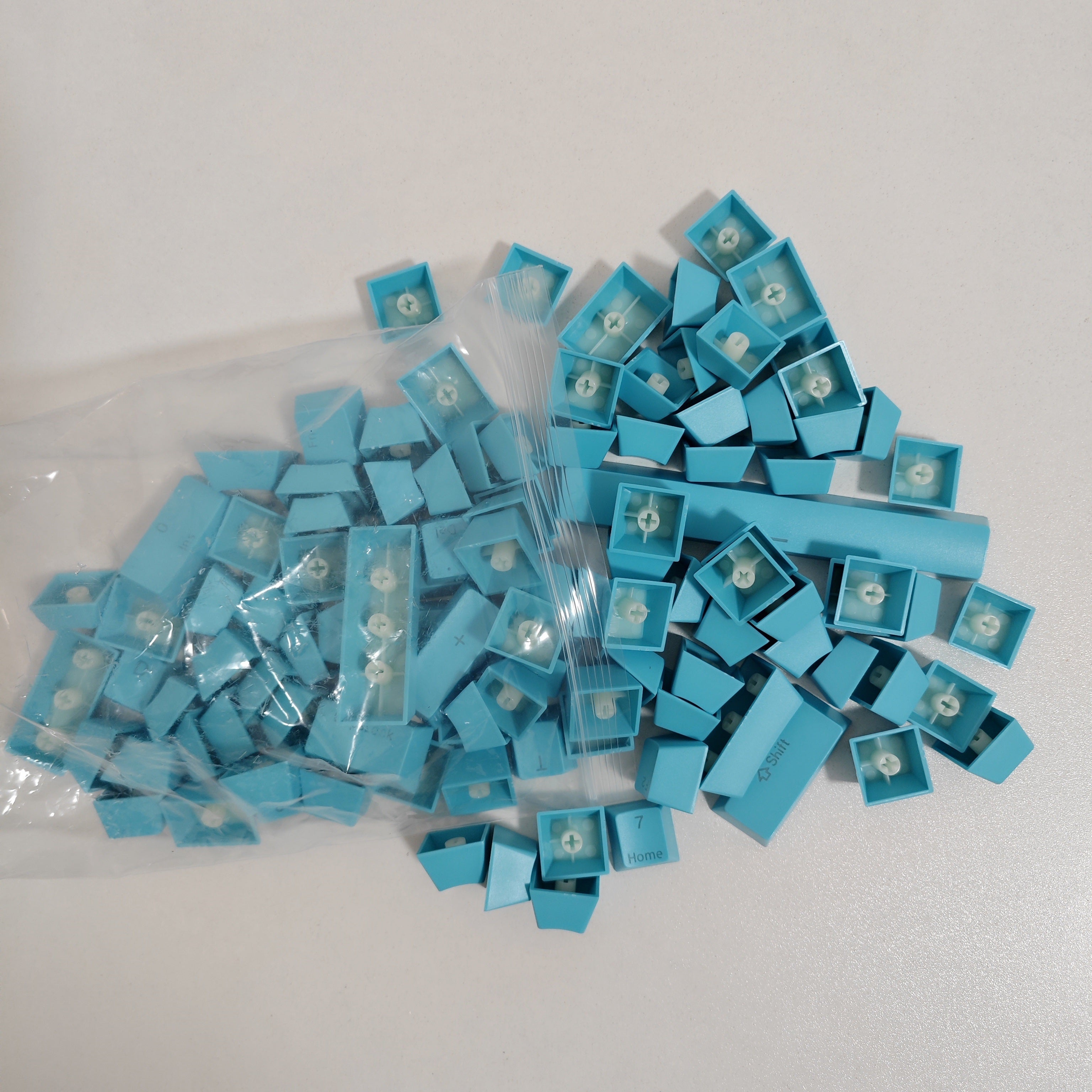 Rang-barang plastik kalitcha o‘rniga qo‘yiladigan, mexanik va o‘yin klaviaturalariga mos keladigan, Rasmga o‘xshash kalitlar bilan mos keladigan