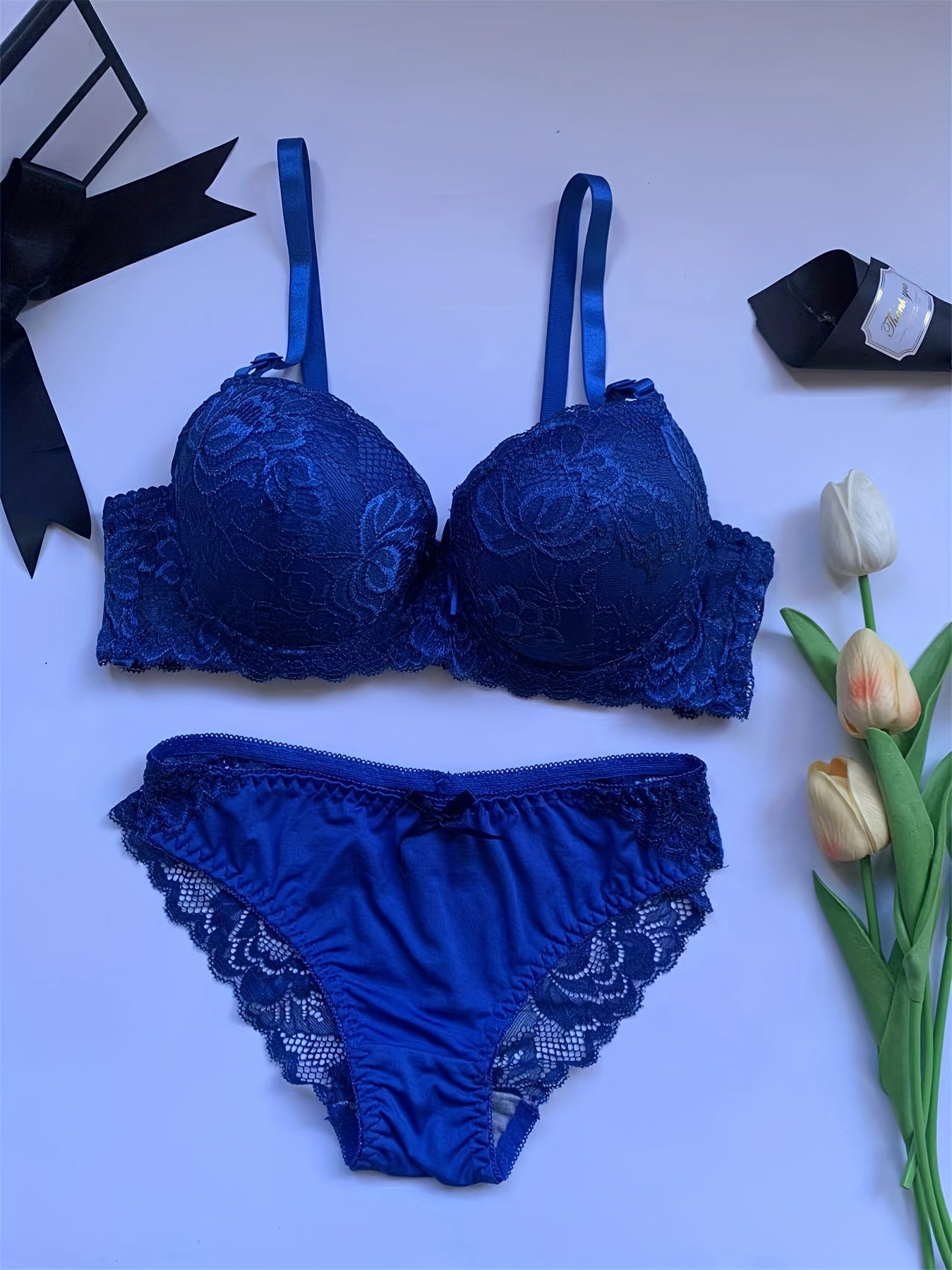 Qizil ipli bralet va thong to'plami - Kattalar uslubi, O'rtacha qo'llab-quvvatlash, O'chirilmaydigan qopqoq, Poliamid/Spandeks aralashmasi, Past ko'tarilgan ichki kiyim - Kattalar o'lchami