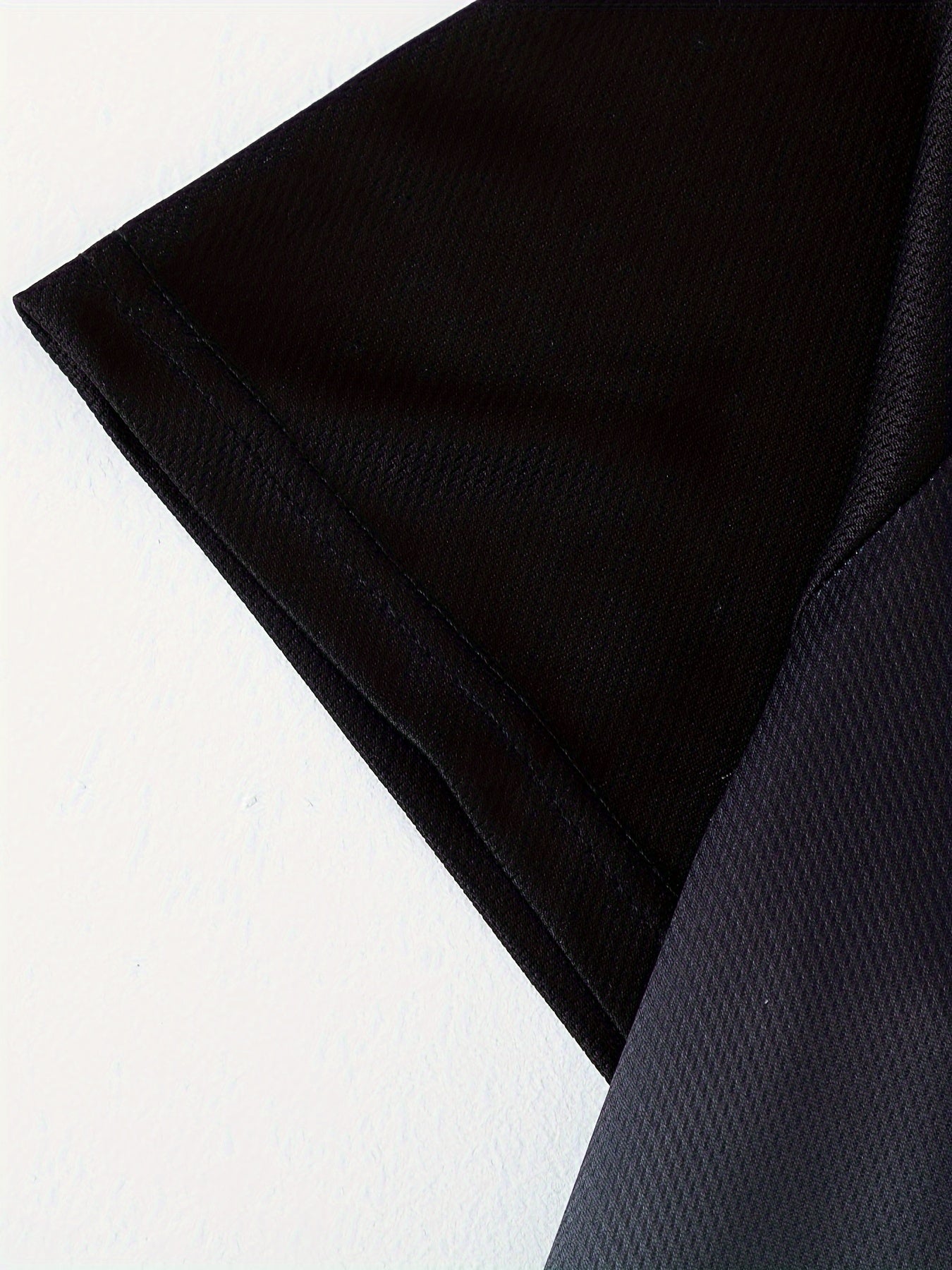 Erkaklar uchun 2 qismli sport kiyimlari to'plami, qisqa yengli ko'ylak va gradient rangdagi shortlar, nafas oladigan va tez quriydigan, oddiy moslikda.