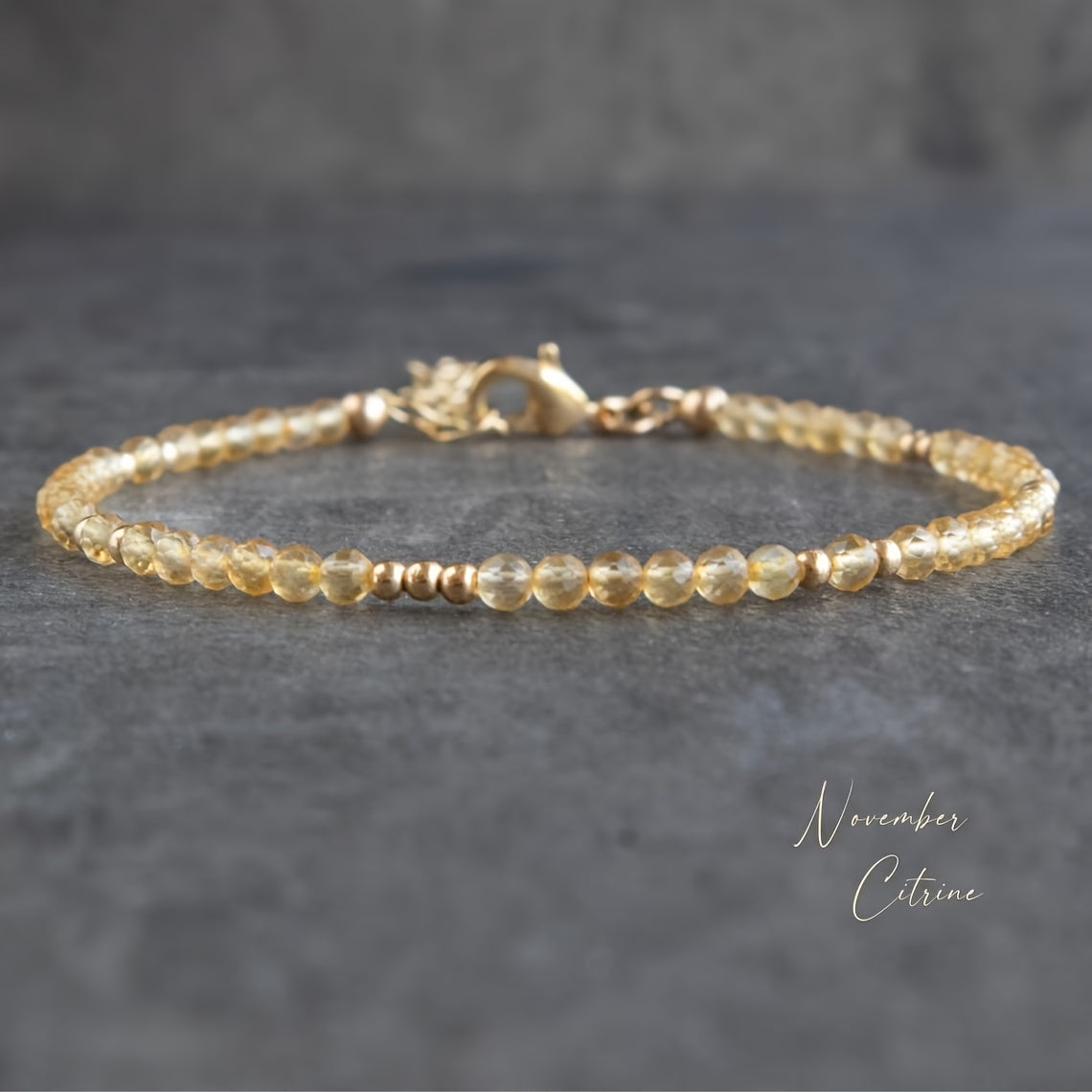 Женский браслет из бусин лунного и солнечного камня для подарка и украшений