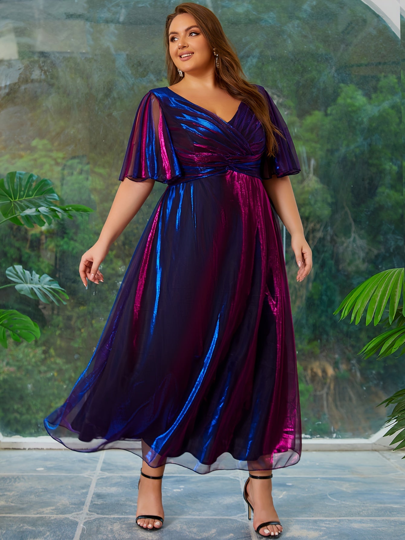 Vestido midi de talla grande con escote en V, mangas con volantes y abertura lateral púrpura dorado