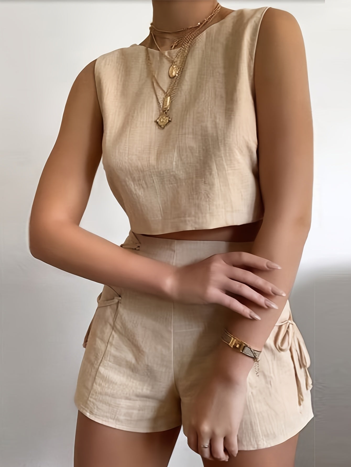 Ayollar uchun fransuz uslubidagi yelka ochiq qisqa bluzka va shortlar to'plami, tasodifiy, polyester-rayon aralashmasi, bir xil rang, yozgi kiyim