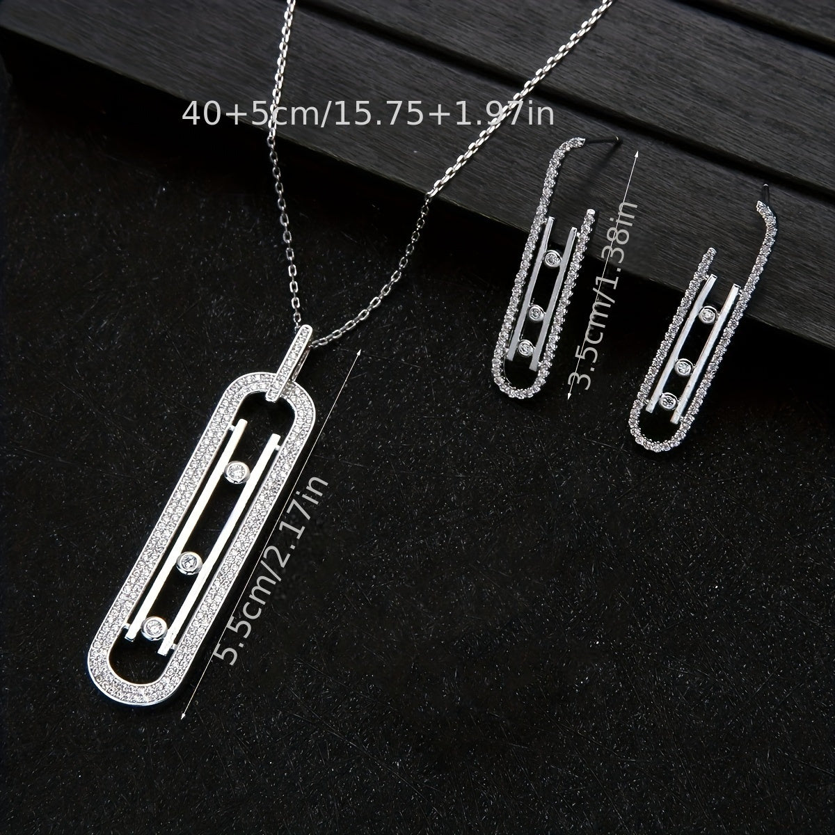 Evropacha ilhomlangan, mis spiral pinlari bilan bezatilgan, uzun zirconia marjonlardan iborat to'plam, mos keladigan quloq zargarlik marjon bilan birga.