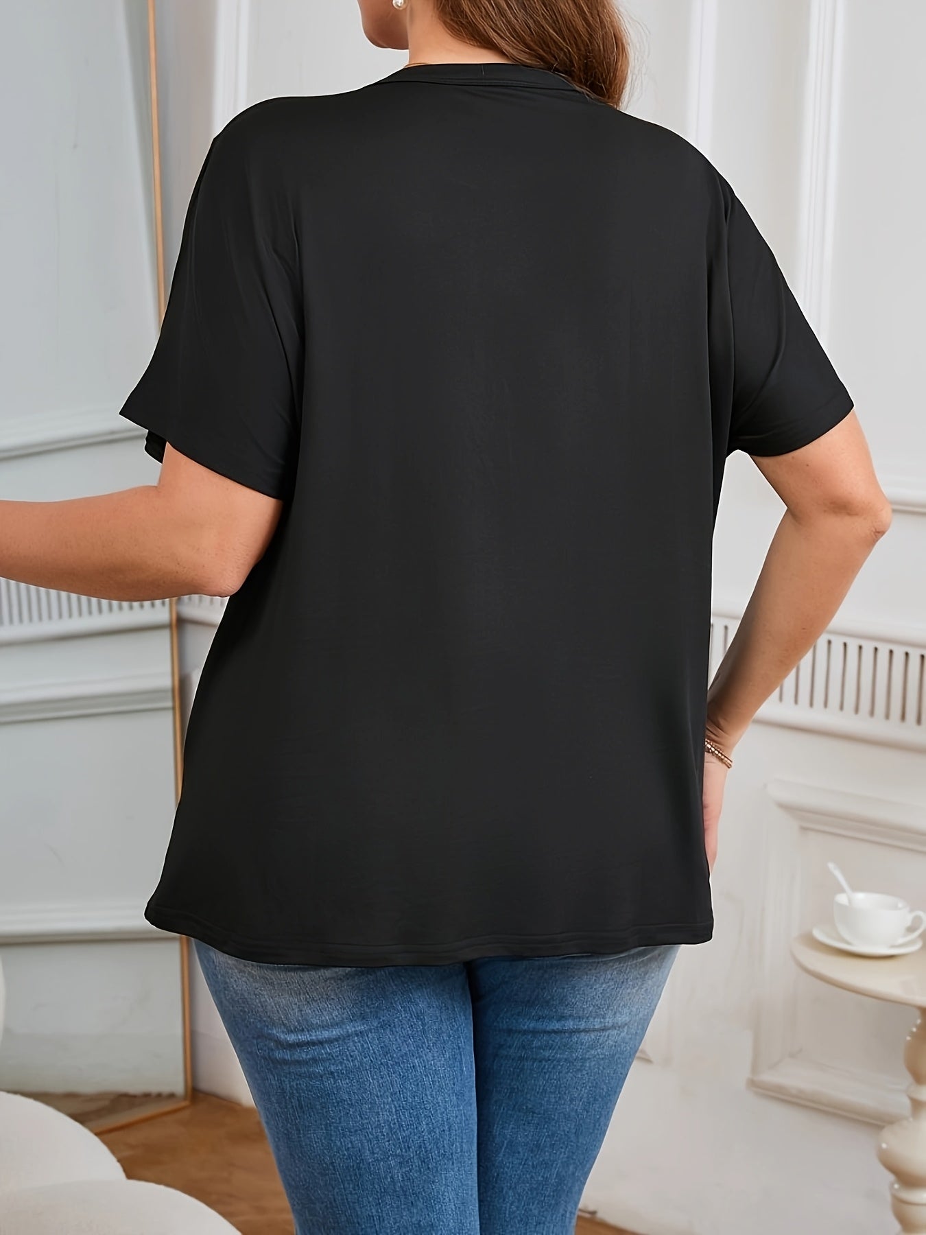 Plus Size ayollar uchun pushti marjon bezatilgan kundalik T-shirt