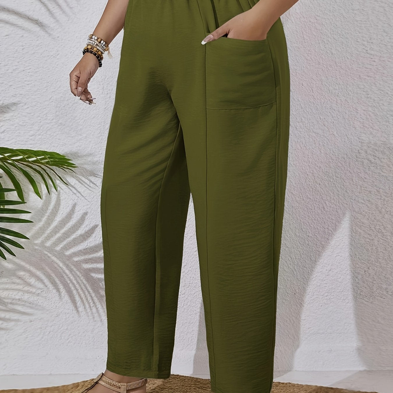 Ayollar uchun to'g'ri kesimli shimlar, 95% polyester va 5% spandeksdan tayyorlangan. Cho'zilmaydigan, bir xil rangda, cho'ntaklari bilan, barcha fasllar uchun mos. 160g/m² og'irlikda qulay moslashuv.