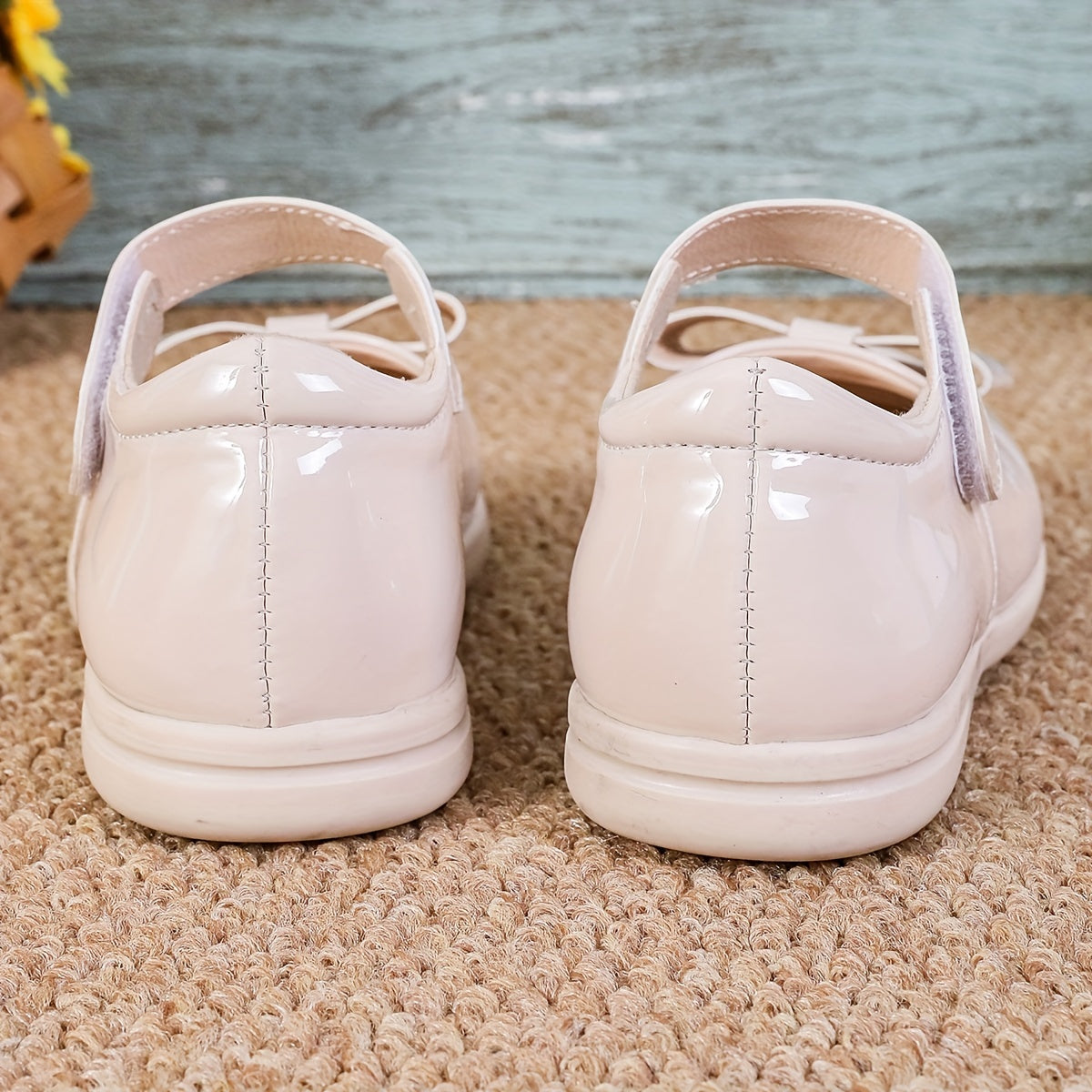 Qizlar uchun zamonaviy Mary Janes - bir rangli, sirpanmaydigan, bahor va kuz uchun.