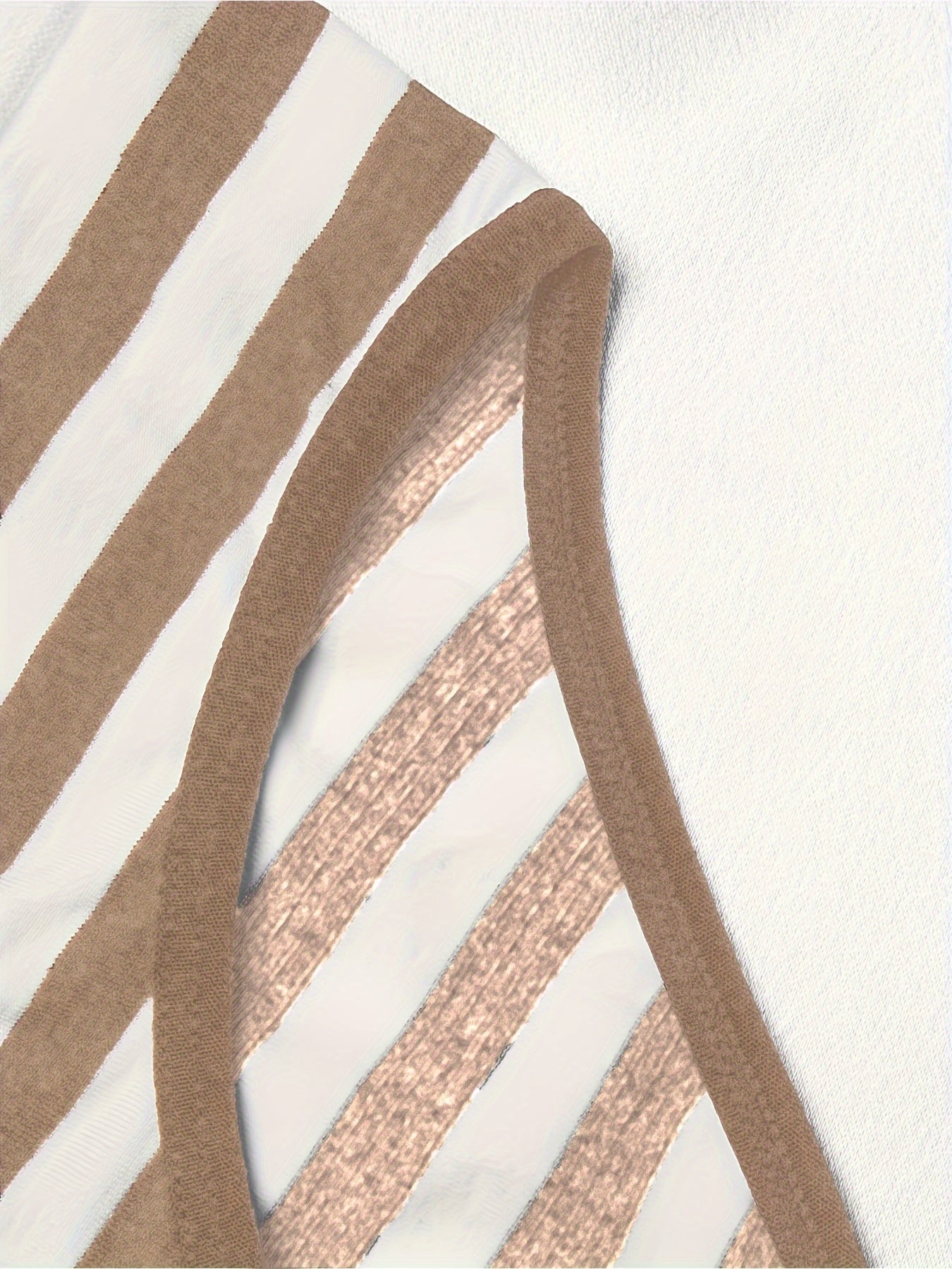 Qora va oq rangdagi chiziqli yuqori qo'llab-quvvatlovchi brassu va ichki kiyim to'plami. Qulay nylon aralashmasi, simsiz dizayn, ko'rinmaydigan va qo'l bilan yuvish mumkin.