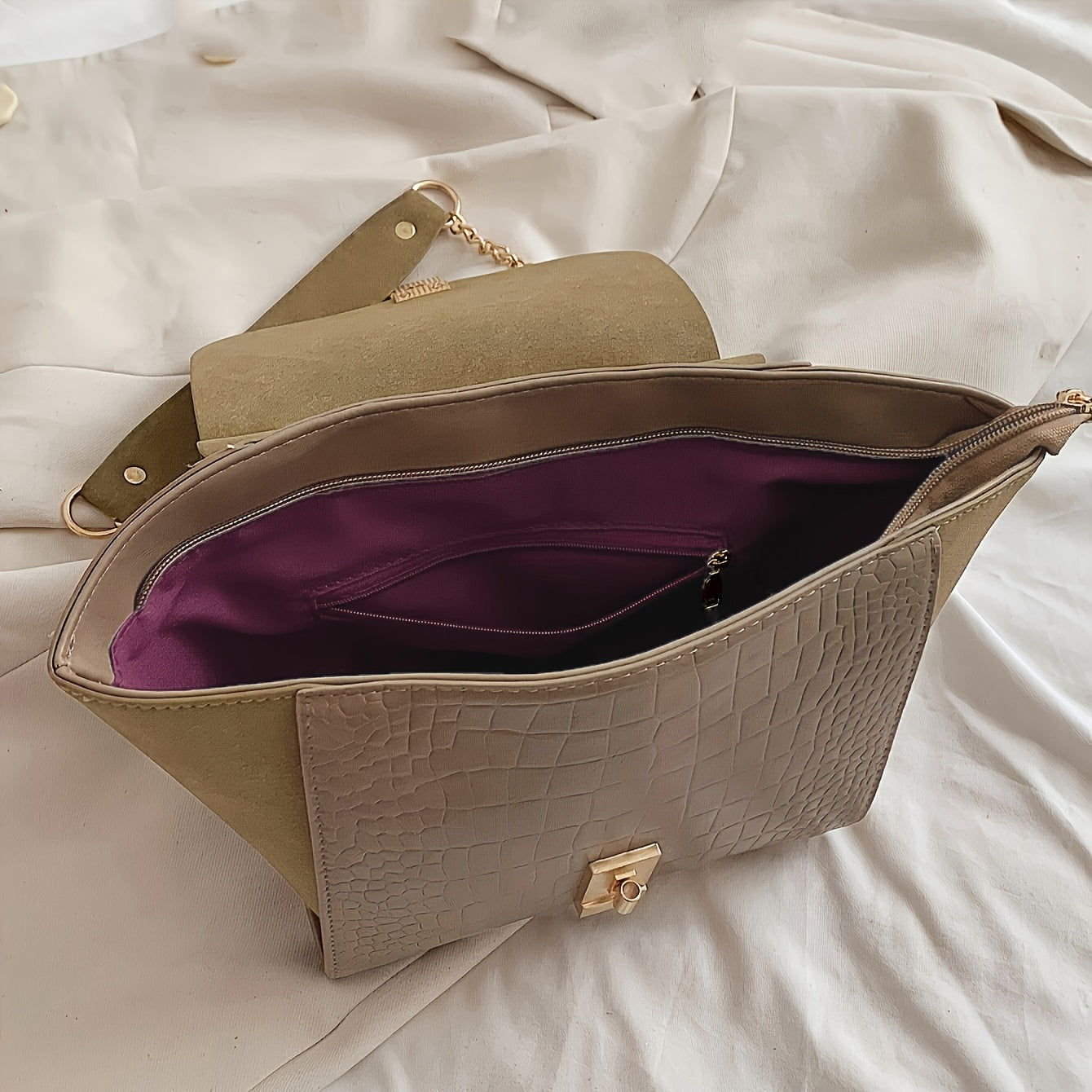 Metallik aksentlar, zanjirli belbog', burama qulflanish va polyester astar bilan bezatilgan zamonaviy khaki sumka.