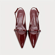 Qizil uchburchakli stiletto sandallar, bilakdan bog'langan va zamonaviy slingback dizayni bilan, kun bo'yi qulaylik va uslub uchun.