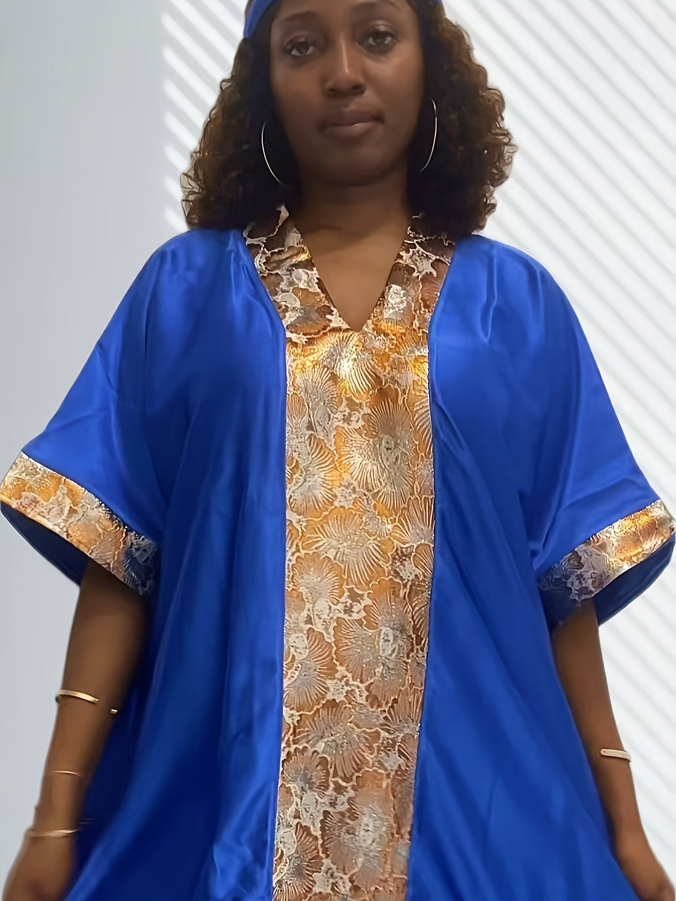 Ayollar uchun ko‘k va oltin rangli blokli musulmon kaftan kiyimi va boshbog‘