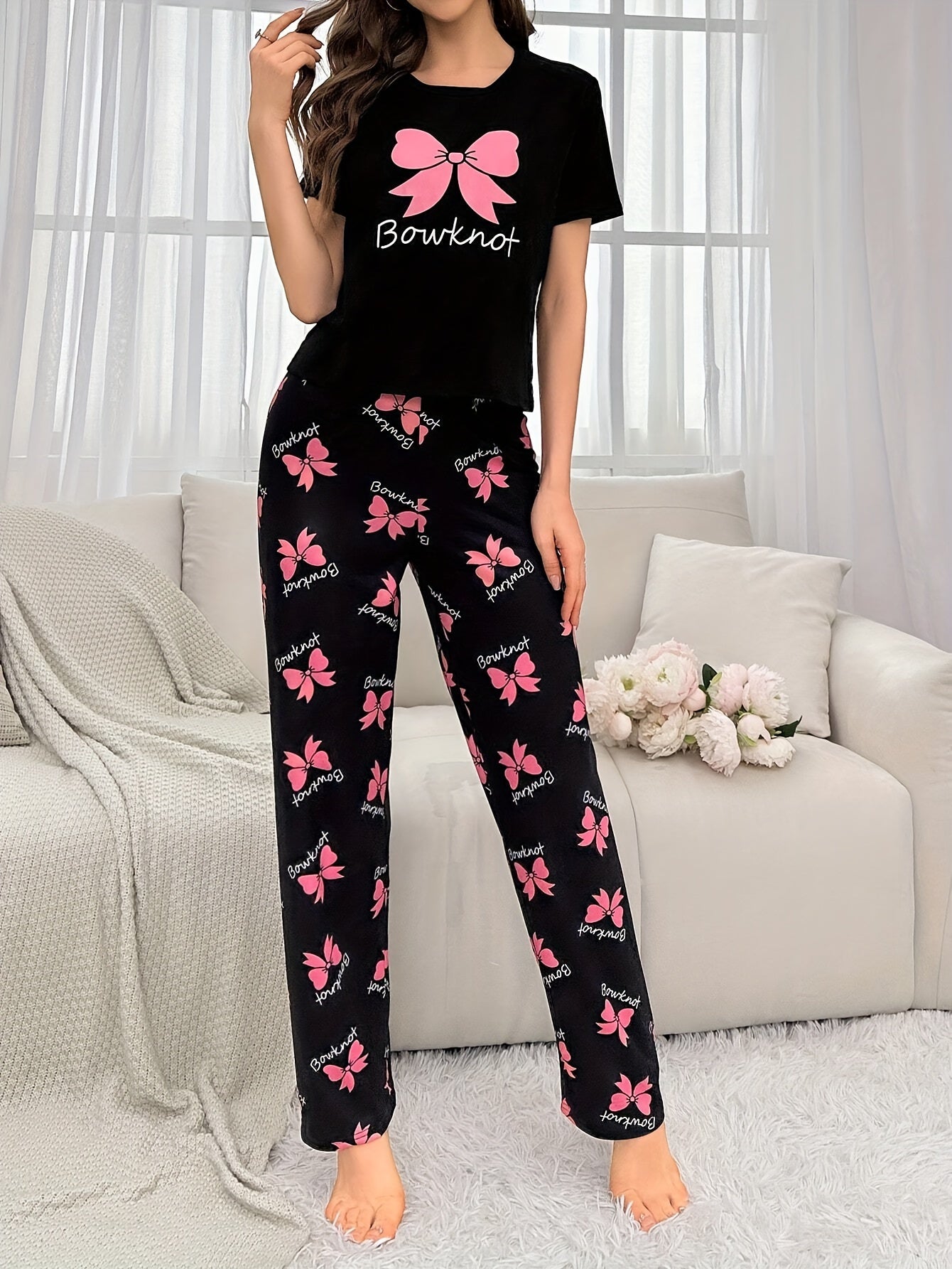 Conjunto de pijama para mujer en negro con top de manga corta con estampado de mariposas rosas y pantalones de cintura elástica