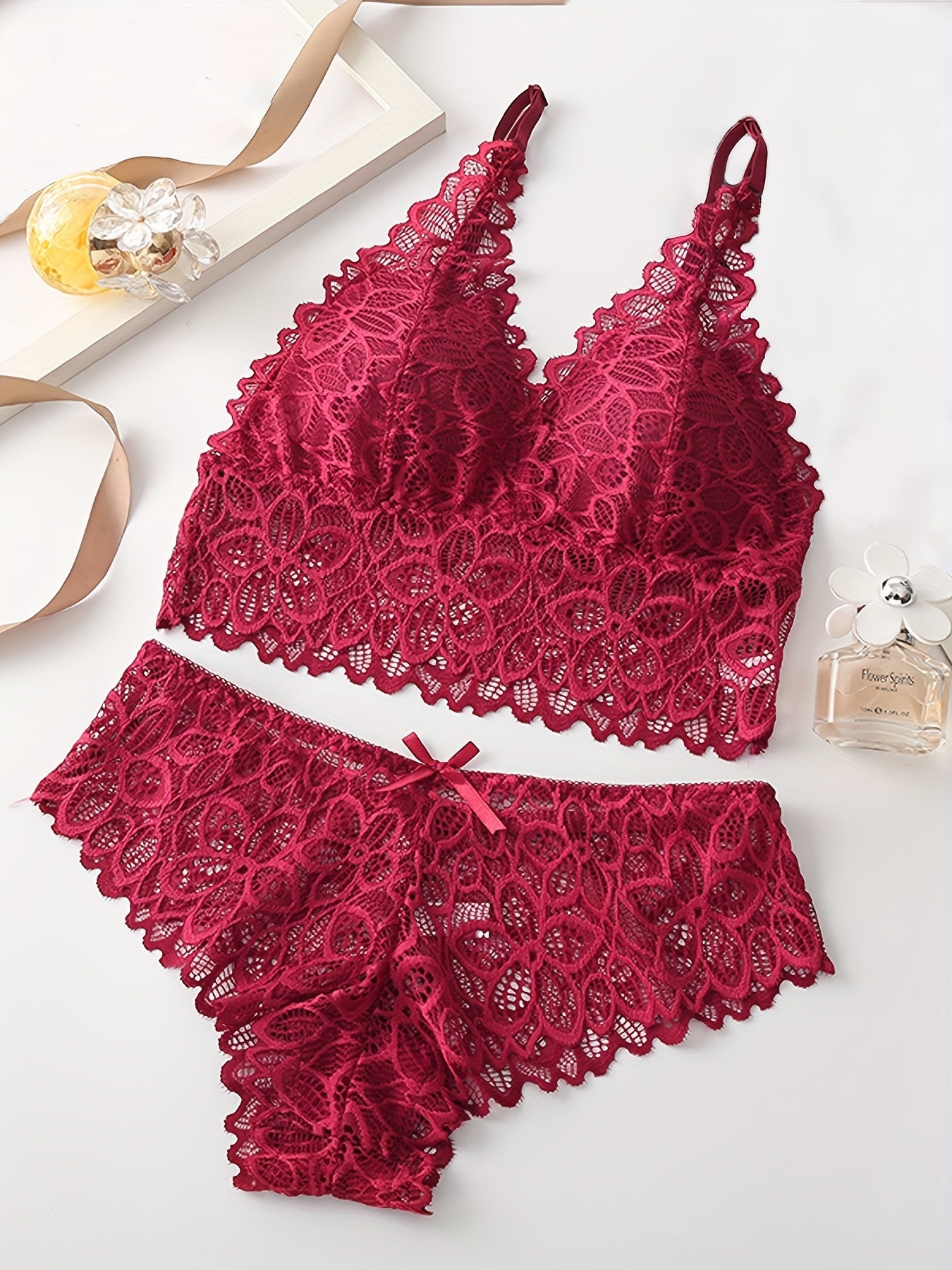 Yozgi fransuz dantelli ko'ylak uslubidagi ichki kiyim to'plami, ingichka, havodor, qulay shakllangan kubik bilan.