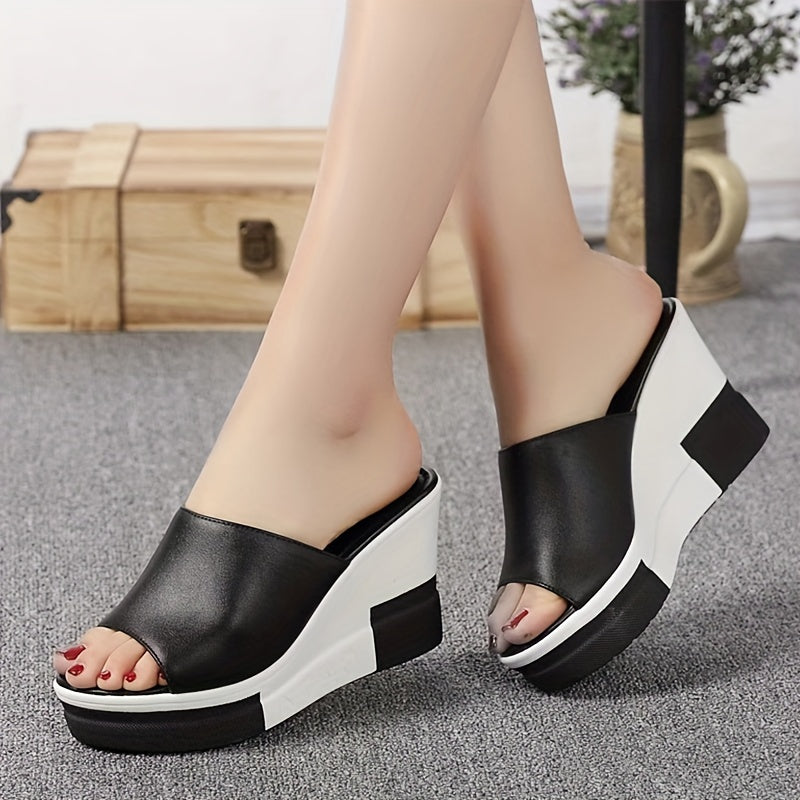 Yozgi qulaylik uchun qalin taglik va soxta qoplama tasmalari bilan qora va oq peep-toe wedge sandallar