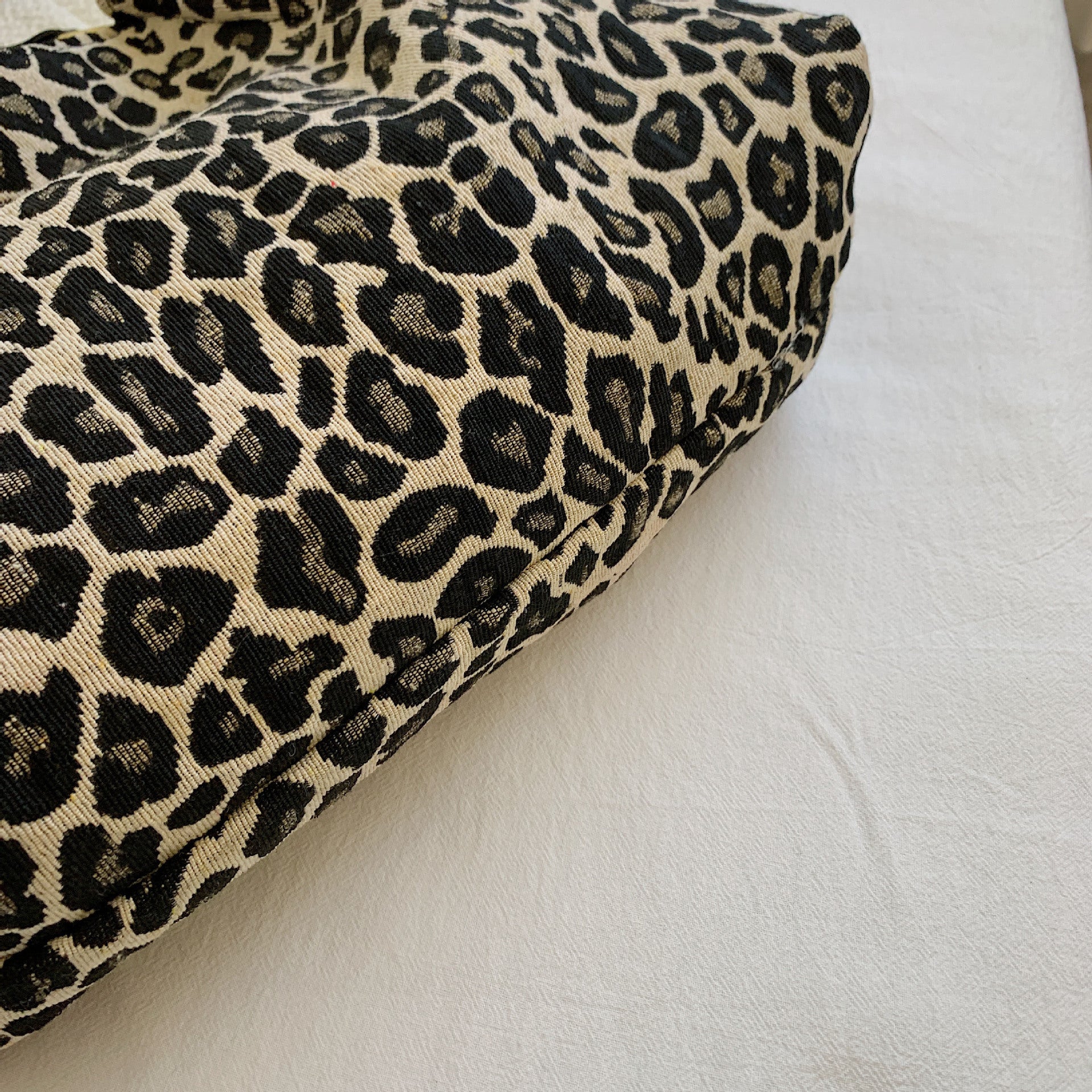 Leopard Print Tote Bag for Women Fabric Black and Gold Large Capacity for Shopping and Commuting