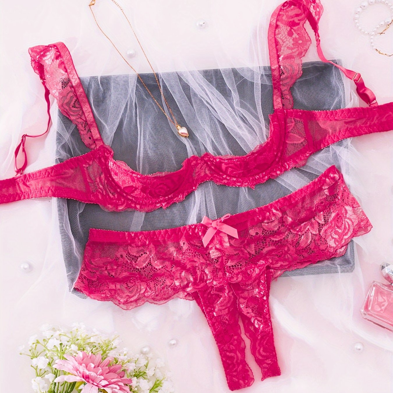 Ayollar uchun dantel ichki kiyim to'plami, ochiq qorinli shortiklar bilan.