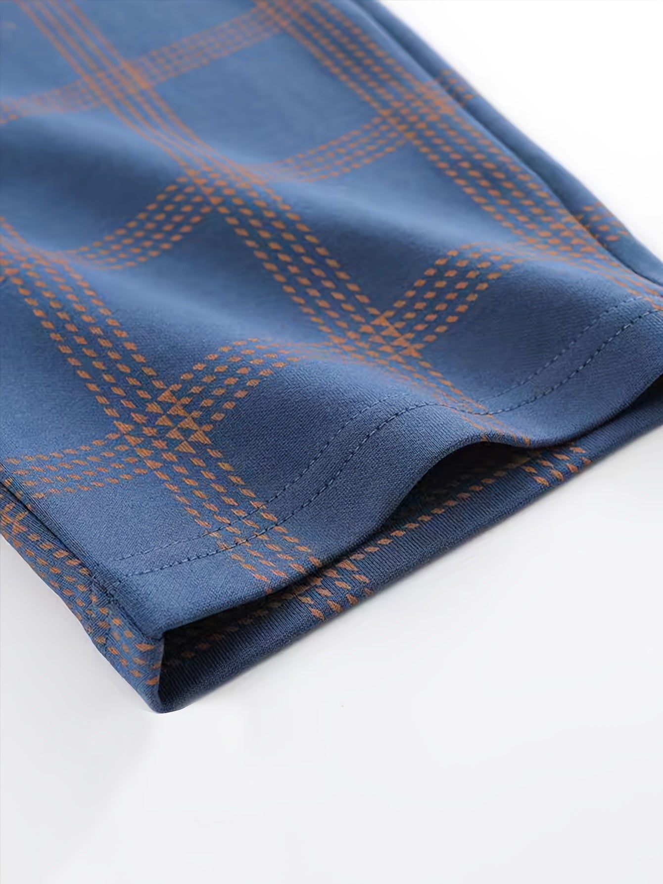 Erkaklar uchun ko'k va jigarrang rangdagi kletka naqshli pijama shimlari, qulay polyesterdan tayyorlangan, elastik bel bandi bilan. Bahor/kovak uchun mos, qulay va mashinada yuvish mumkin. Kletka naqsh va to'qilgan mato xususiyatlariga ega.