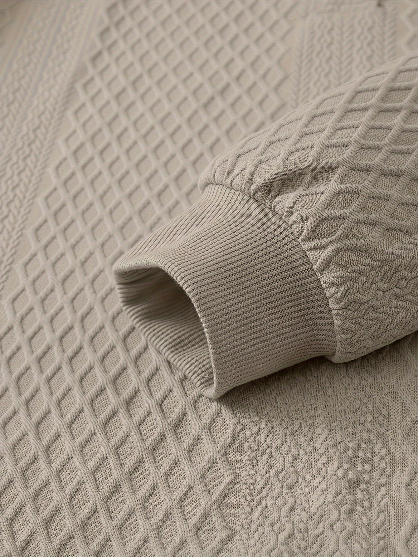 Bej rangdagi geometrik naqshli erkaklar uchun plussiz tasodifiy kardigan sviter, tugmachali old qismi. Bahor va kuz uchun mukammal. Yengil va qulay.