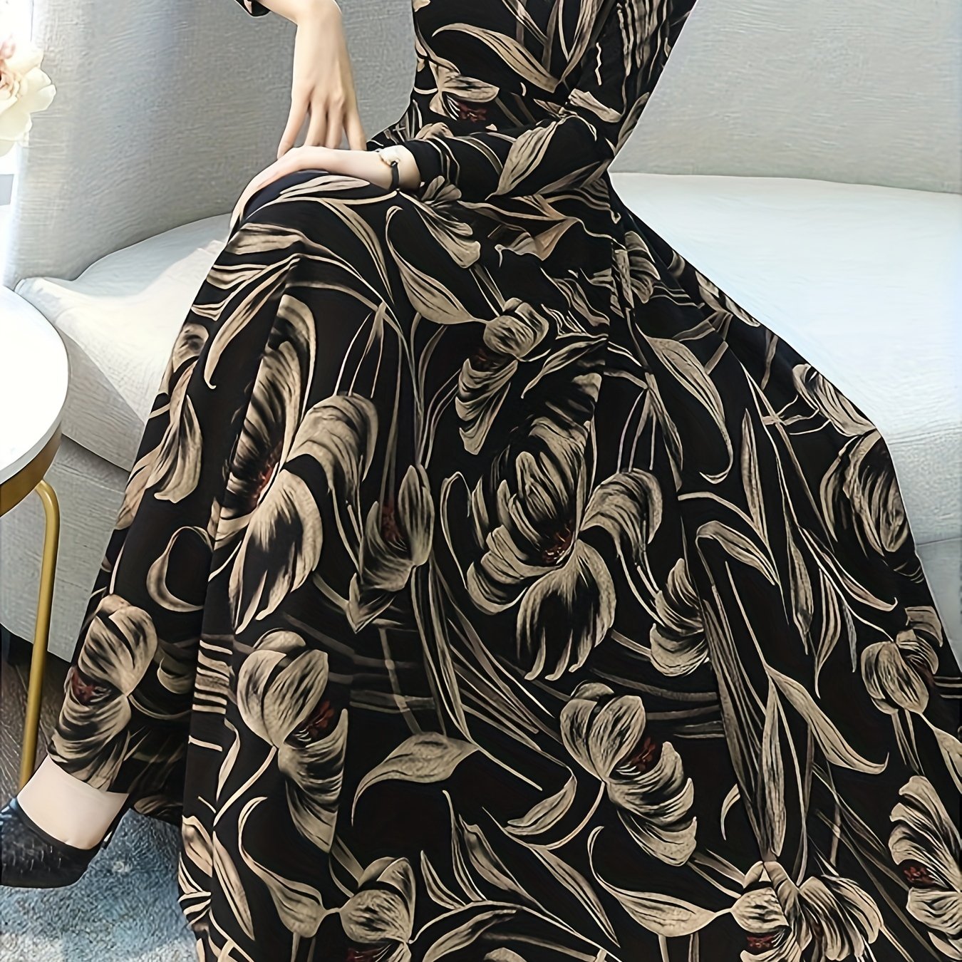 Bahor/Yoz mavsumi uchun belni ingichkalashtiruvchi va cho'ntaklari bo'lgan gullar bilan bezatilgan uzun yengli ko'ylak.