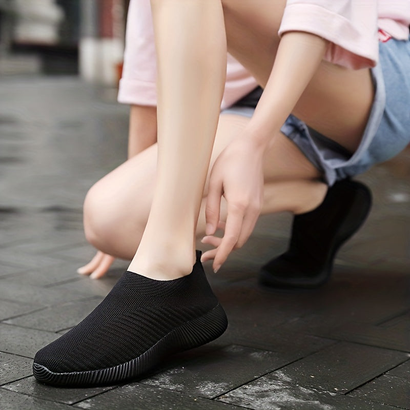 Ayollar uchun kundalik nafas oladigan slip-on sport poyabzali, bir rangda yurish uchun