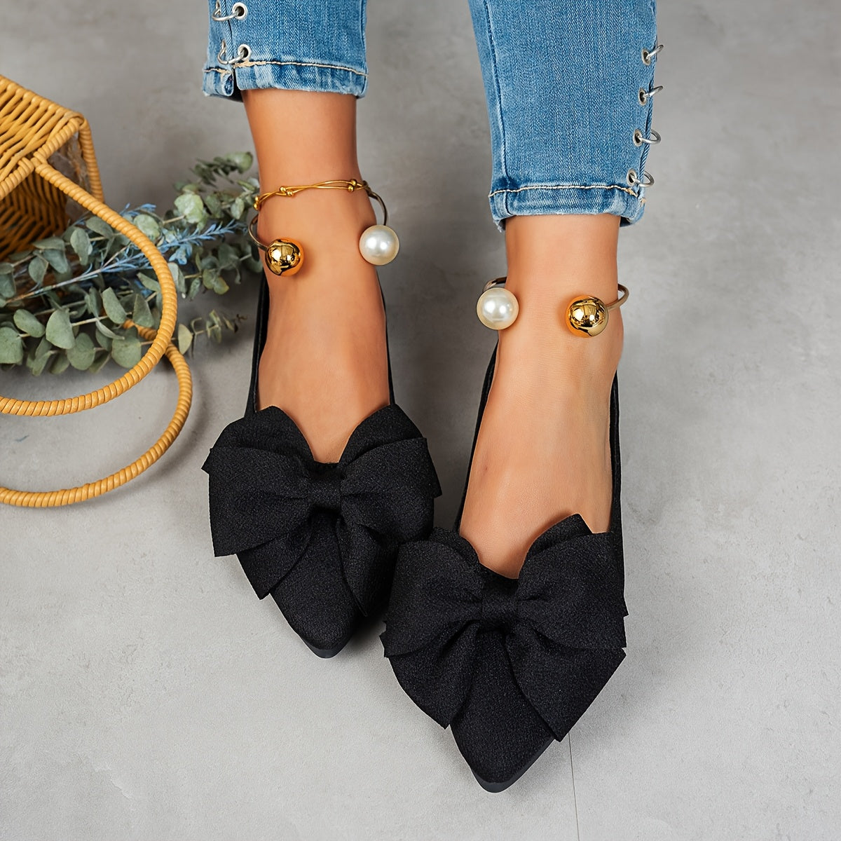 Bailarinas negras de punta con lazo y correa ajustable para mujer