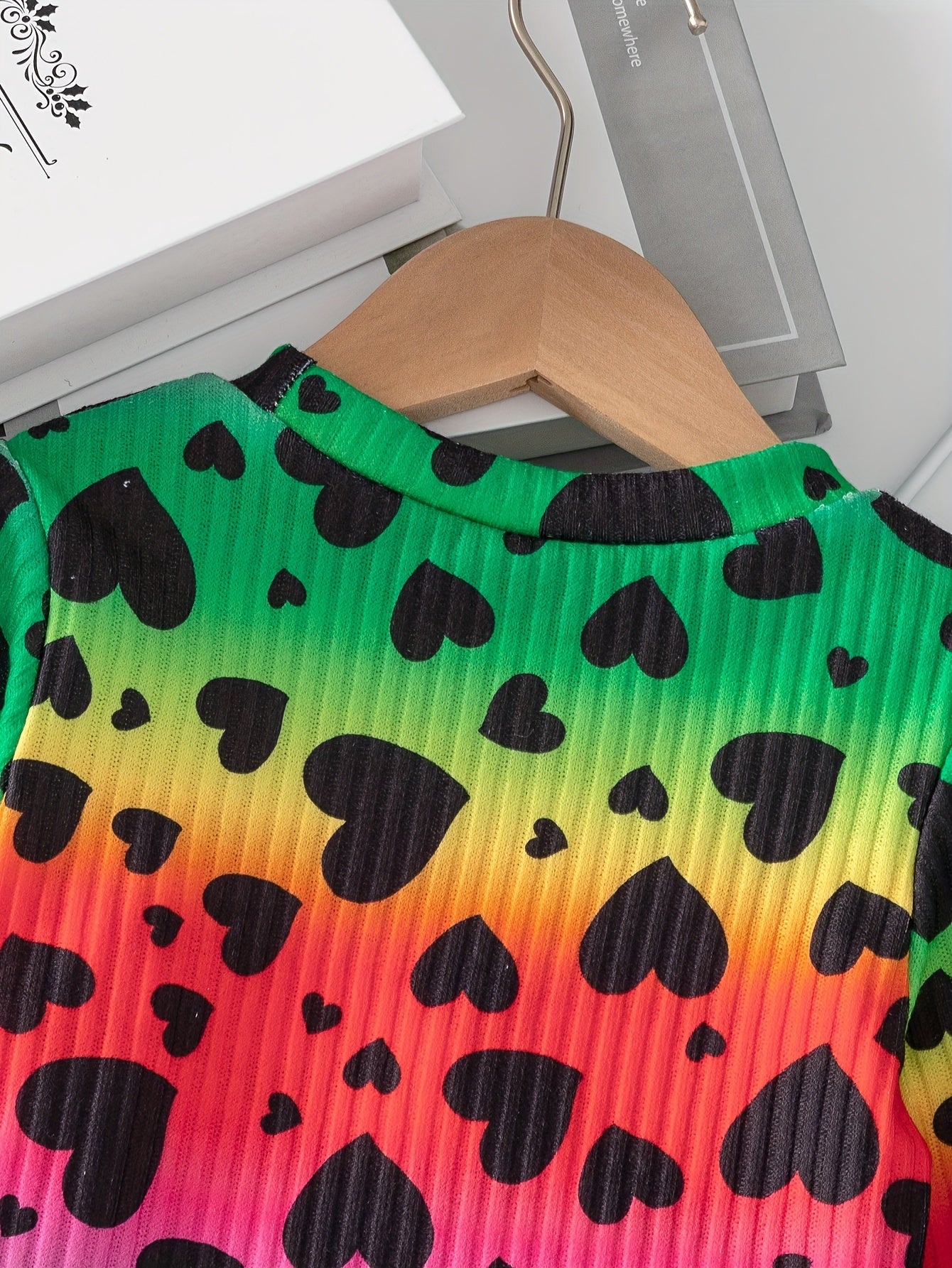 Qizlar uchun yoqimli to'plam, yurak naqshli yuqori va denim shimlarni o'z ichiga oladi, mashinada yuvish mumkin, ochiq havoda kiyish uchun ideal.