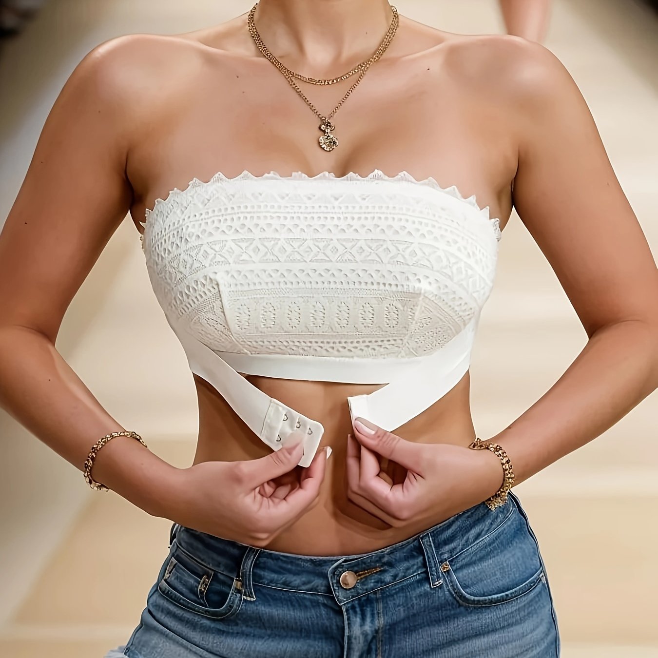 Old qismidagi tugma bilan, gullar bilan bezatilgan dantel va ko'rinmas kamarlar bilan, ayollarning ichki kiyimlarini kiyish uchun mukammal tube brasi.