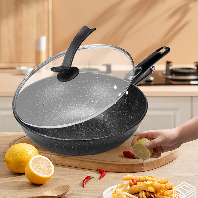 Noxud qotishma, yopishqoq bo'lmagan wok, shisha qopqoq bilan - mustahkam, idish-tovoq yuvish mashinasida yuvish mumkin, gaz va induksion plitalar uchun ideal, oshxona idish-tovoqlari uchun zarur.