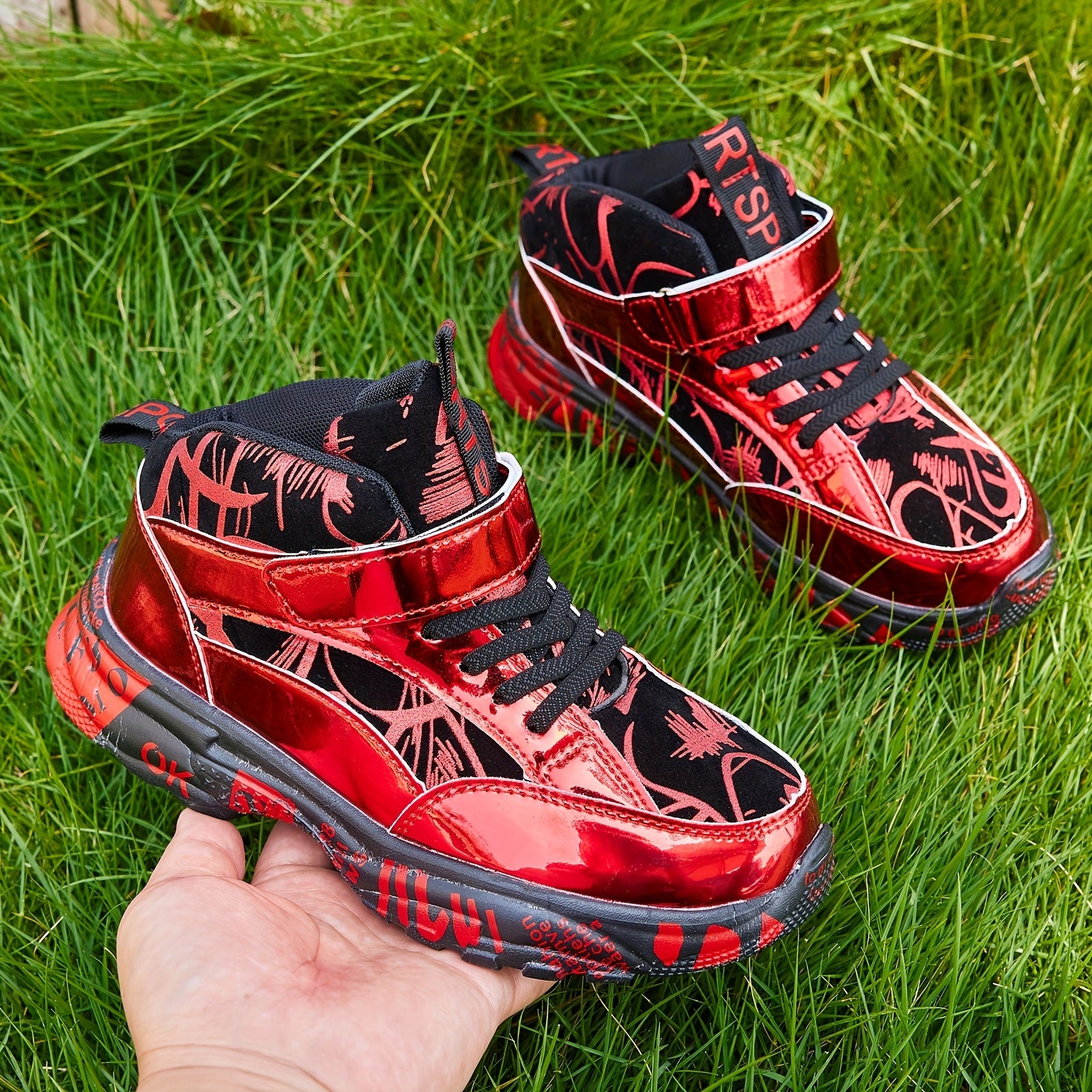 Preppy uslubidagi bolalar sport krossovkalari T-yostiq, multfilm naqshi, qopqoq va lenta yopilishi, pastki qismi va mato ichki qismi bilan. EVA taglik, PU yuqori qismi, mato astar, to'plar va kamon detali mavjud. Ideal